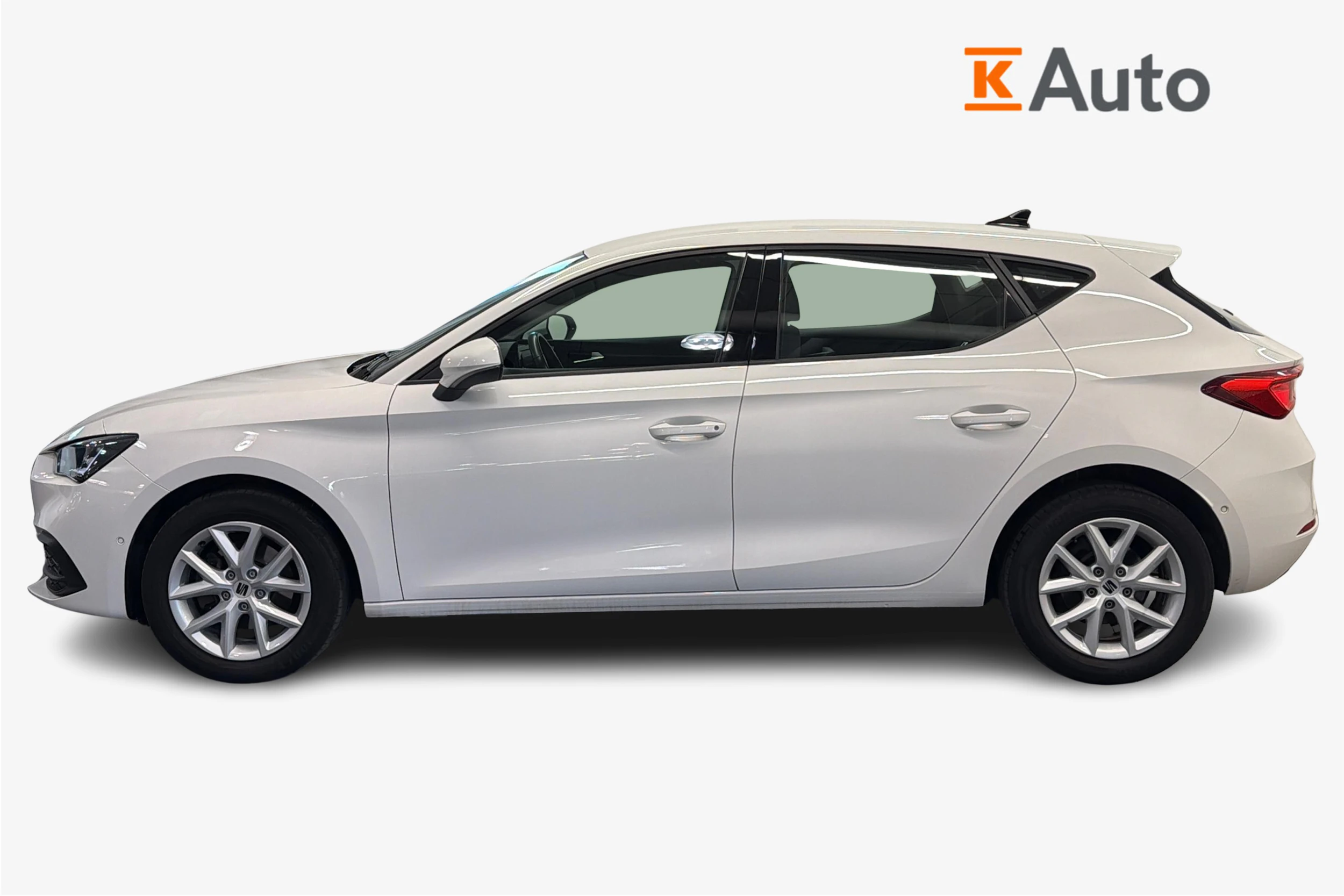 valkoinen SEAT Leon 2021 kuva 5.