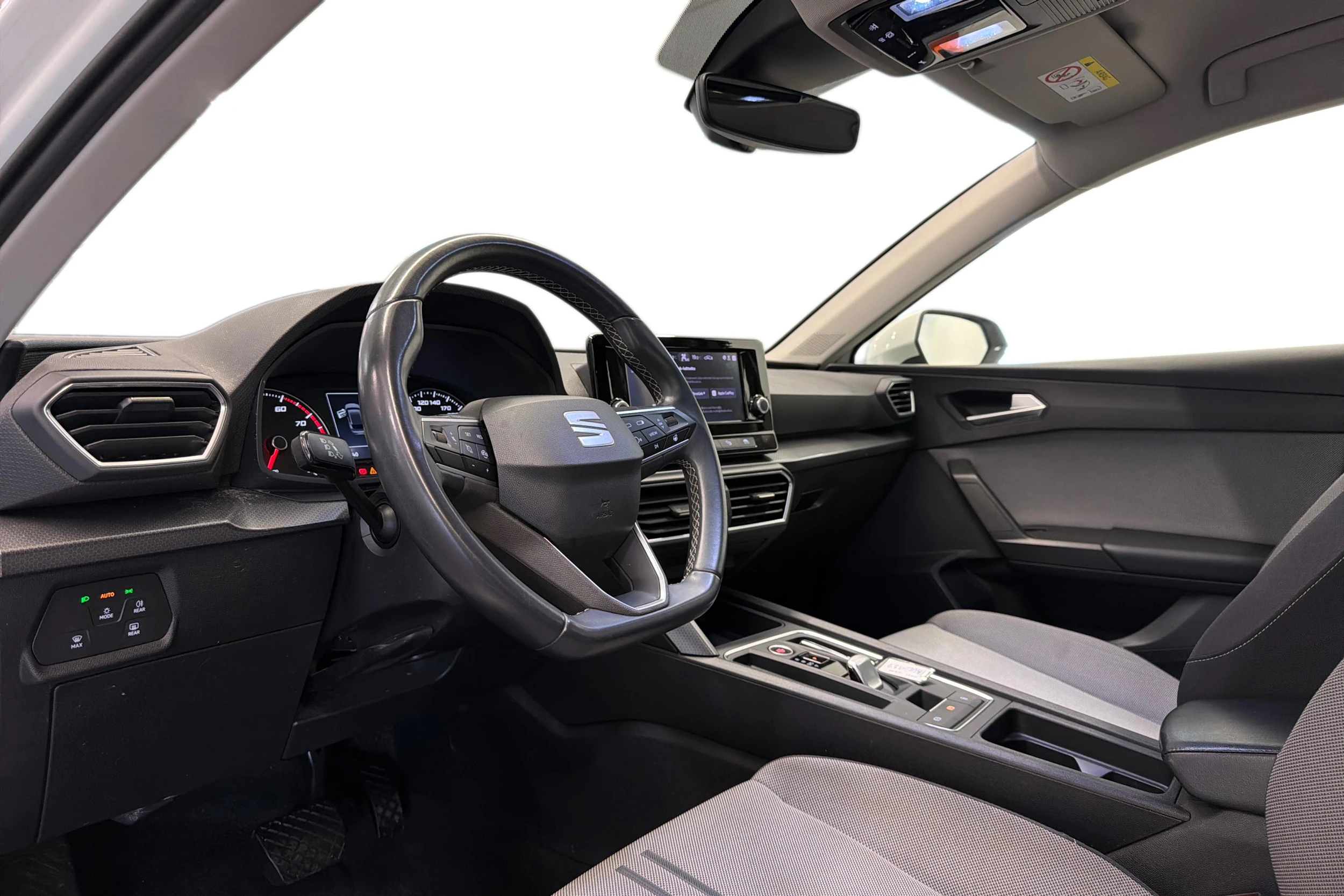 valkoinen SEAT Leon 2021 kuva 6.