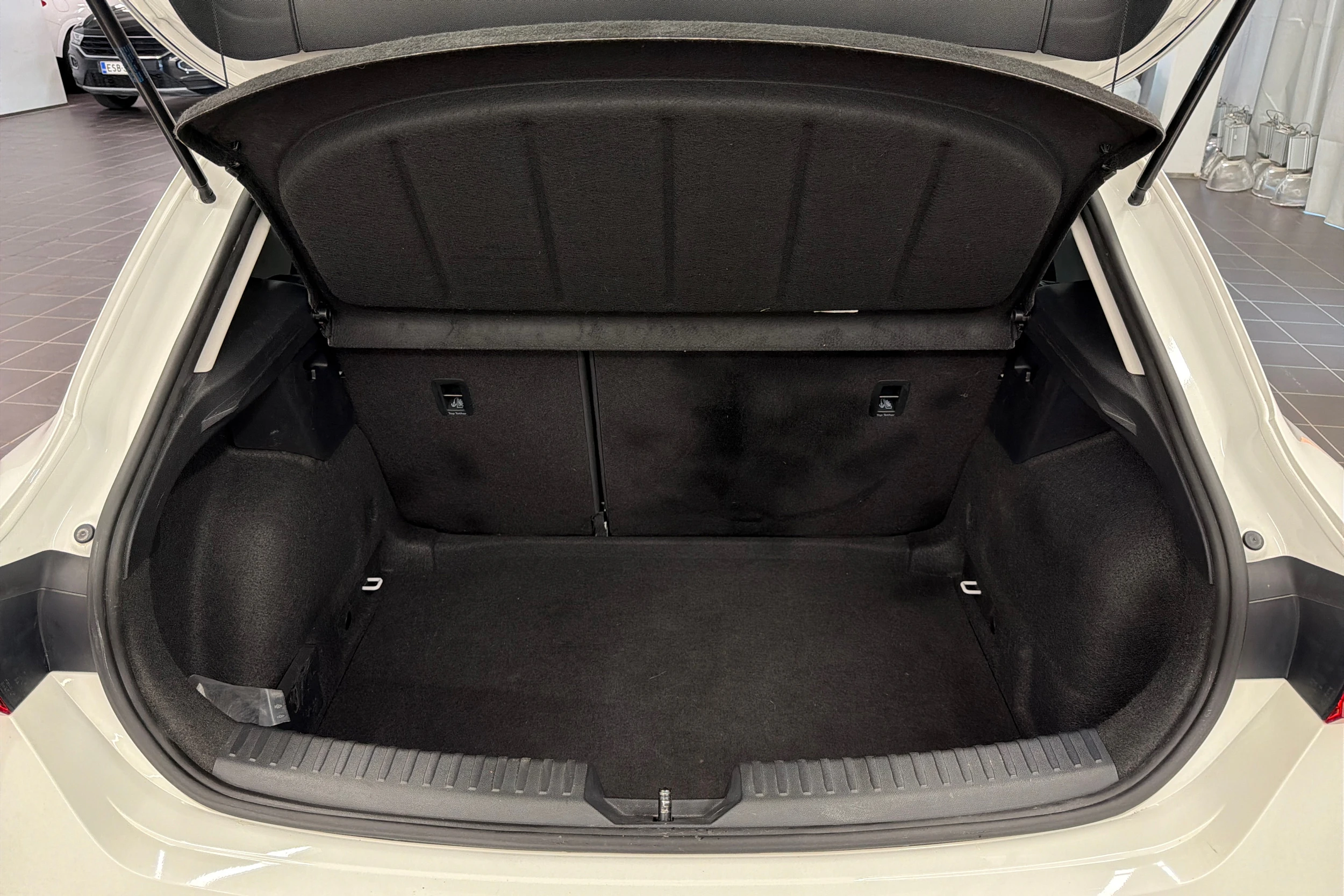 valkoinen SEAT Leon 2021 kuva 11.