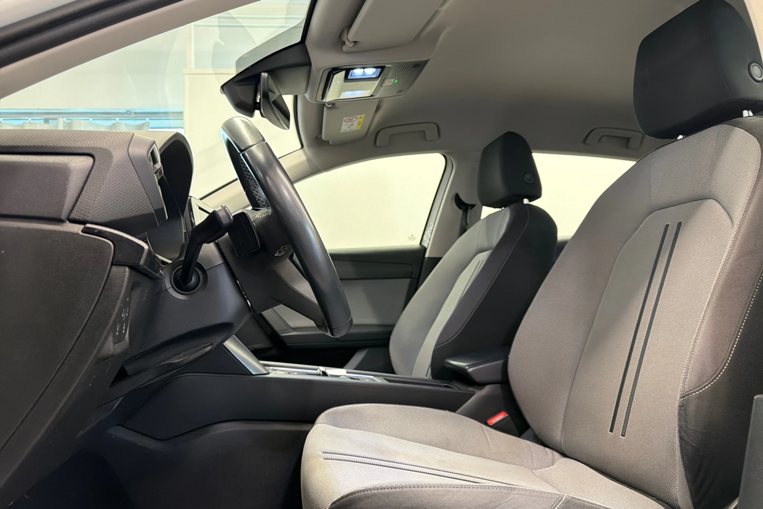 valkoinen SEAT Leon 2021 kuva 12.