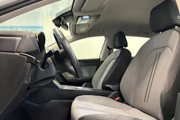 valkoinen SEAT Leon 2021 kuva 12.