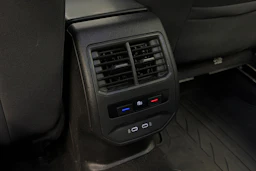 valkoinen SEAT Leon 2021 kuva 13.