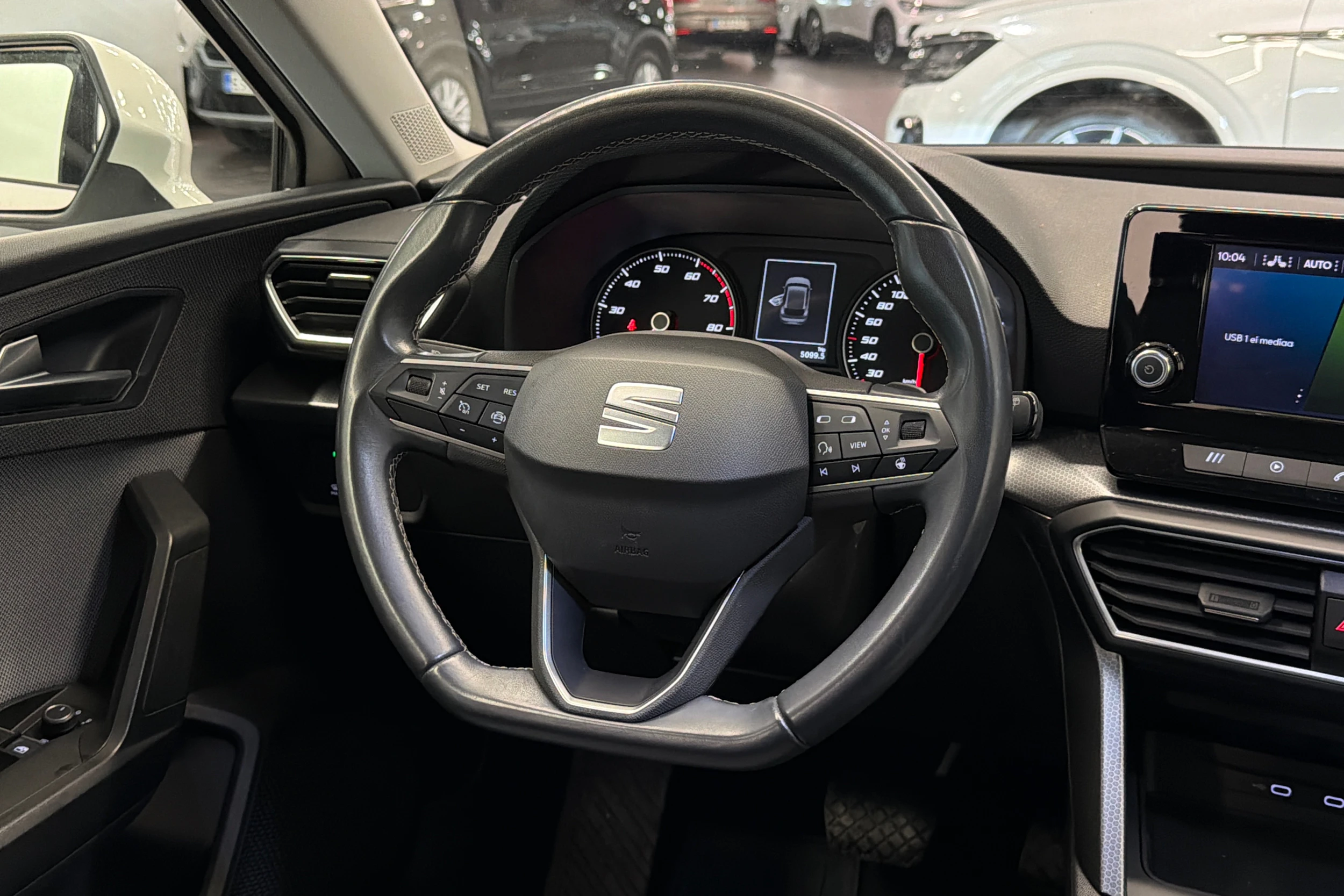 valkoinen SEAT Leon 2021 kuva 14.