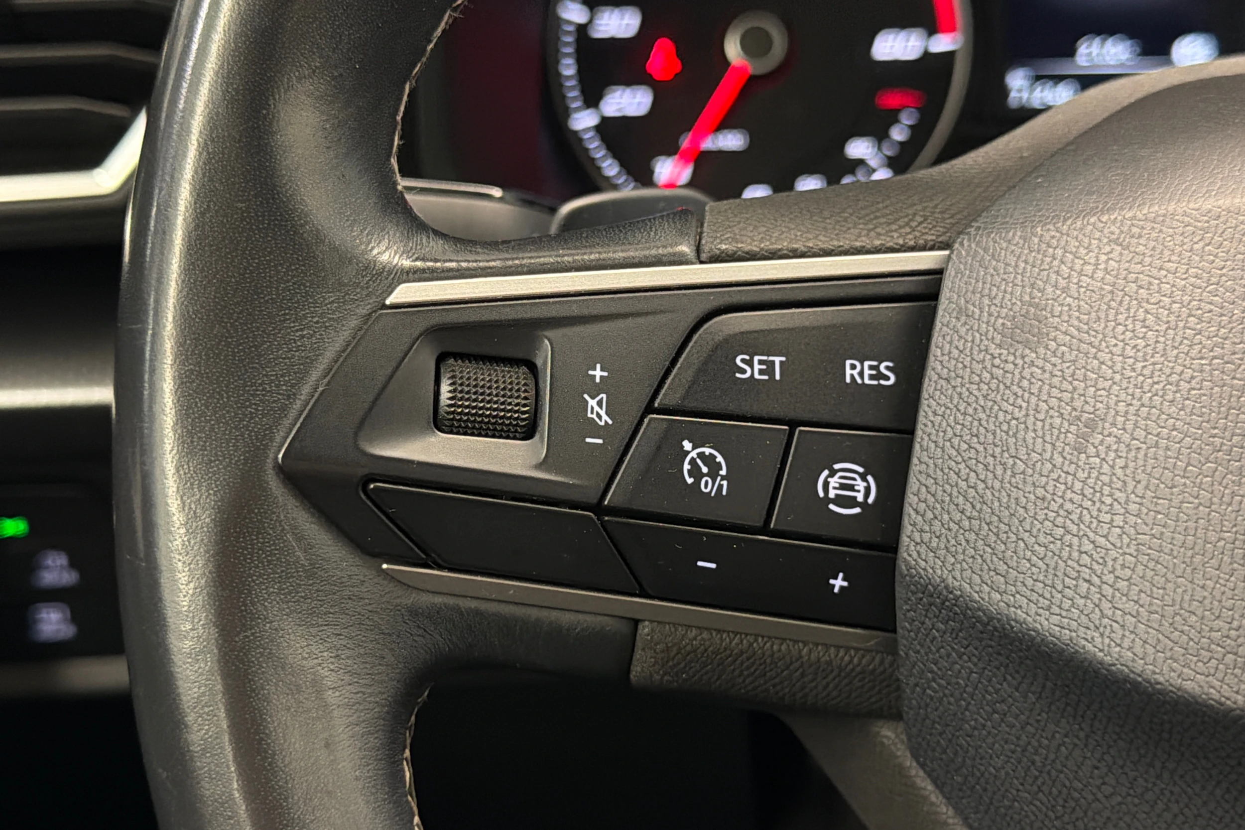 valkoinen SEAT Leon 2021 kuva 15.
