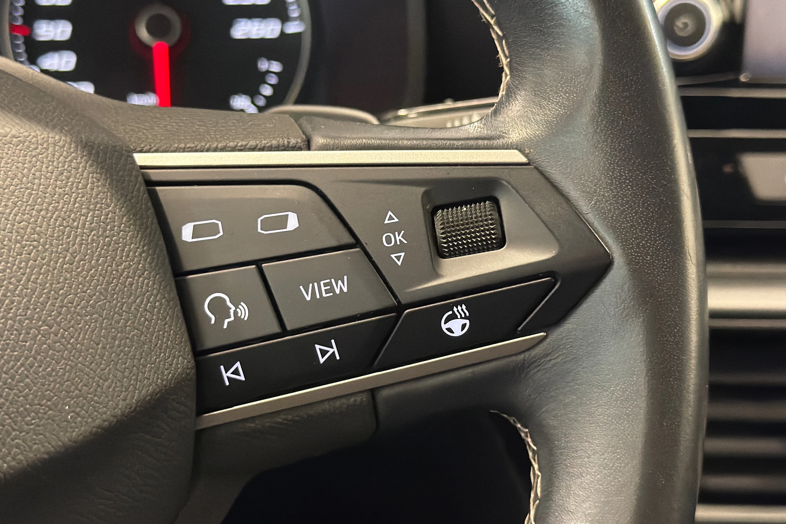 valkoinen SEAT Leon 2021 kuva 16.