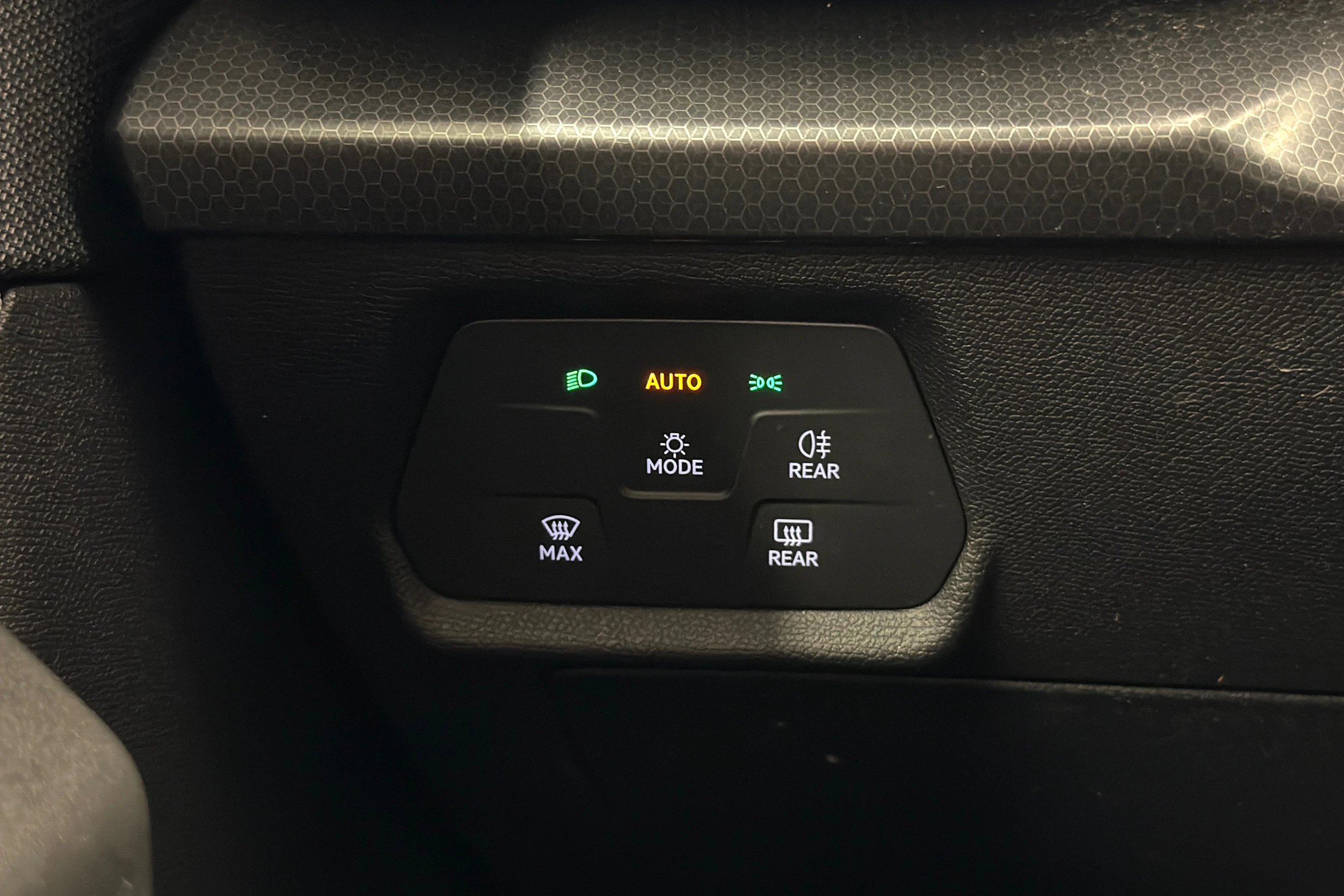 valkoinen SEAT Leon 2021 kuva 18.