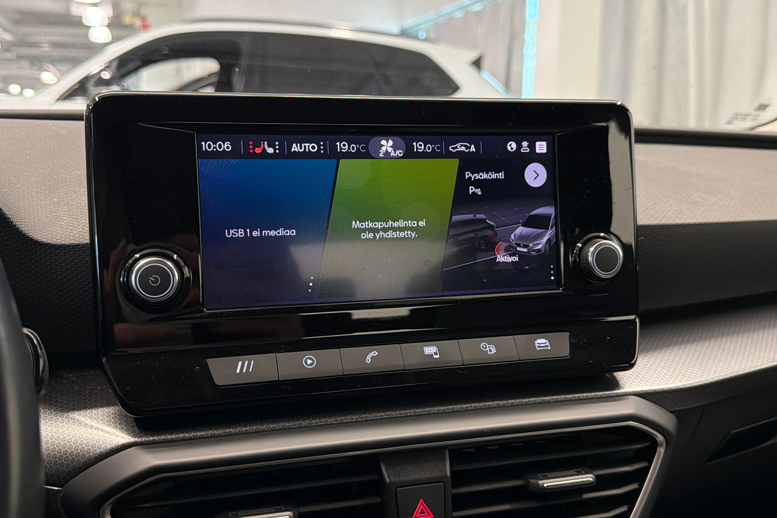 valkoinen SEAT Leon 2021 kuva 20.