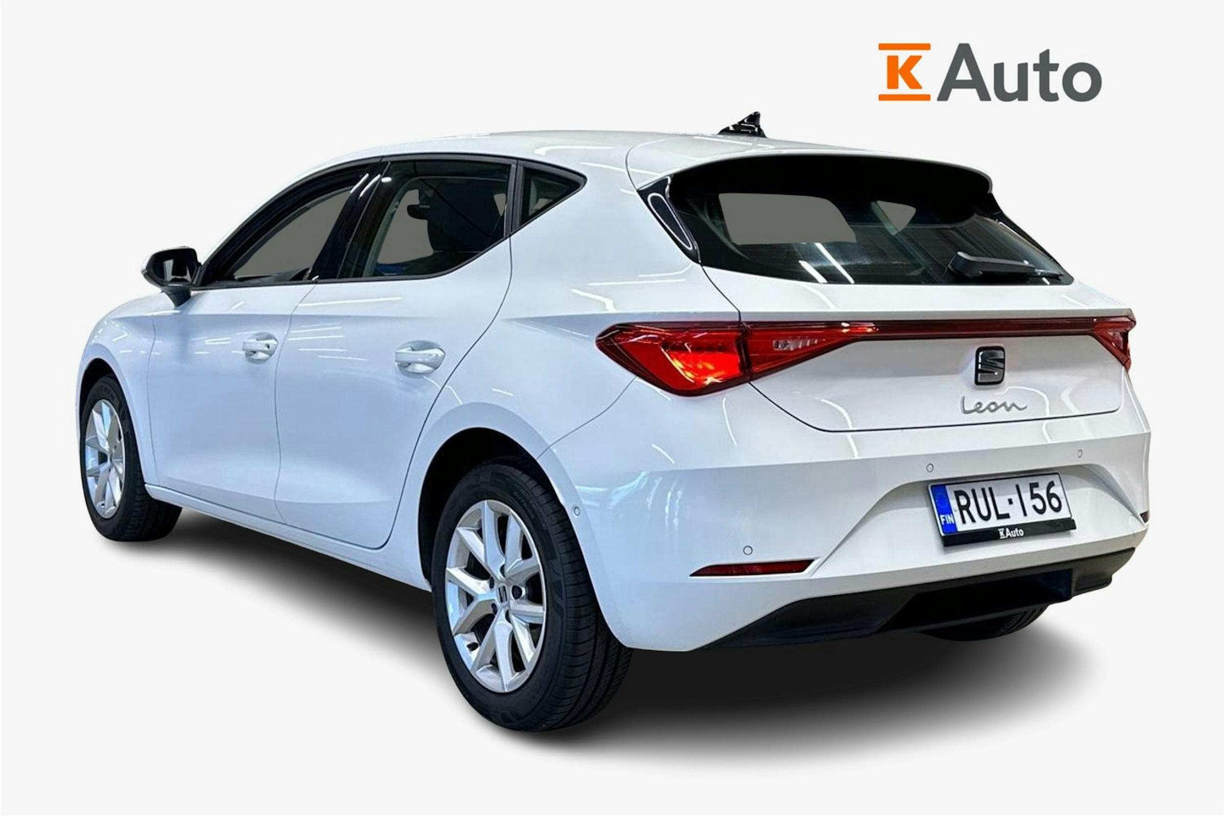 valkoinen SEAT Leon 2021 kuva 2.