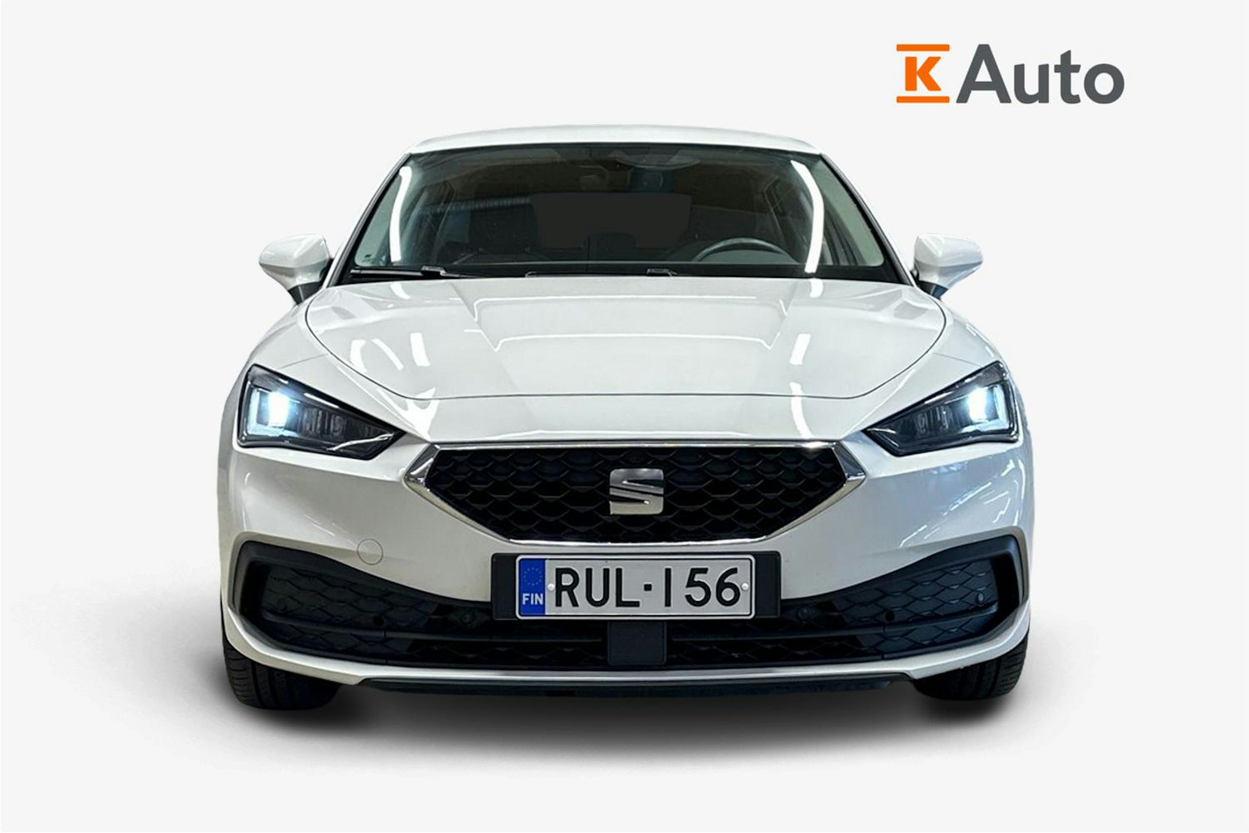 valkoinen SEAT Leon 2021 kuva 5.