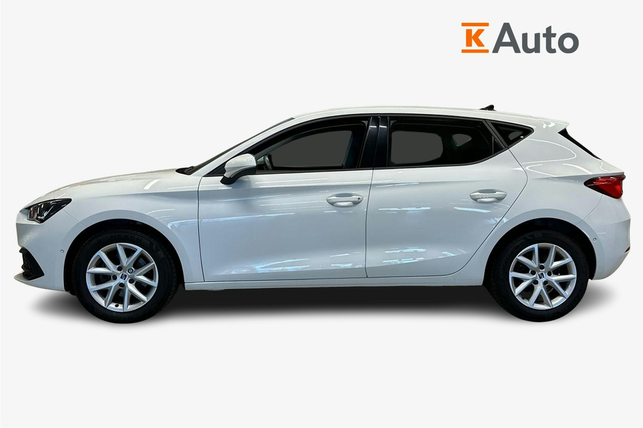 valkoinen SEAT Leon 2021 kuva 6.