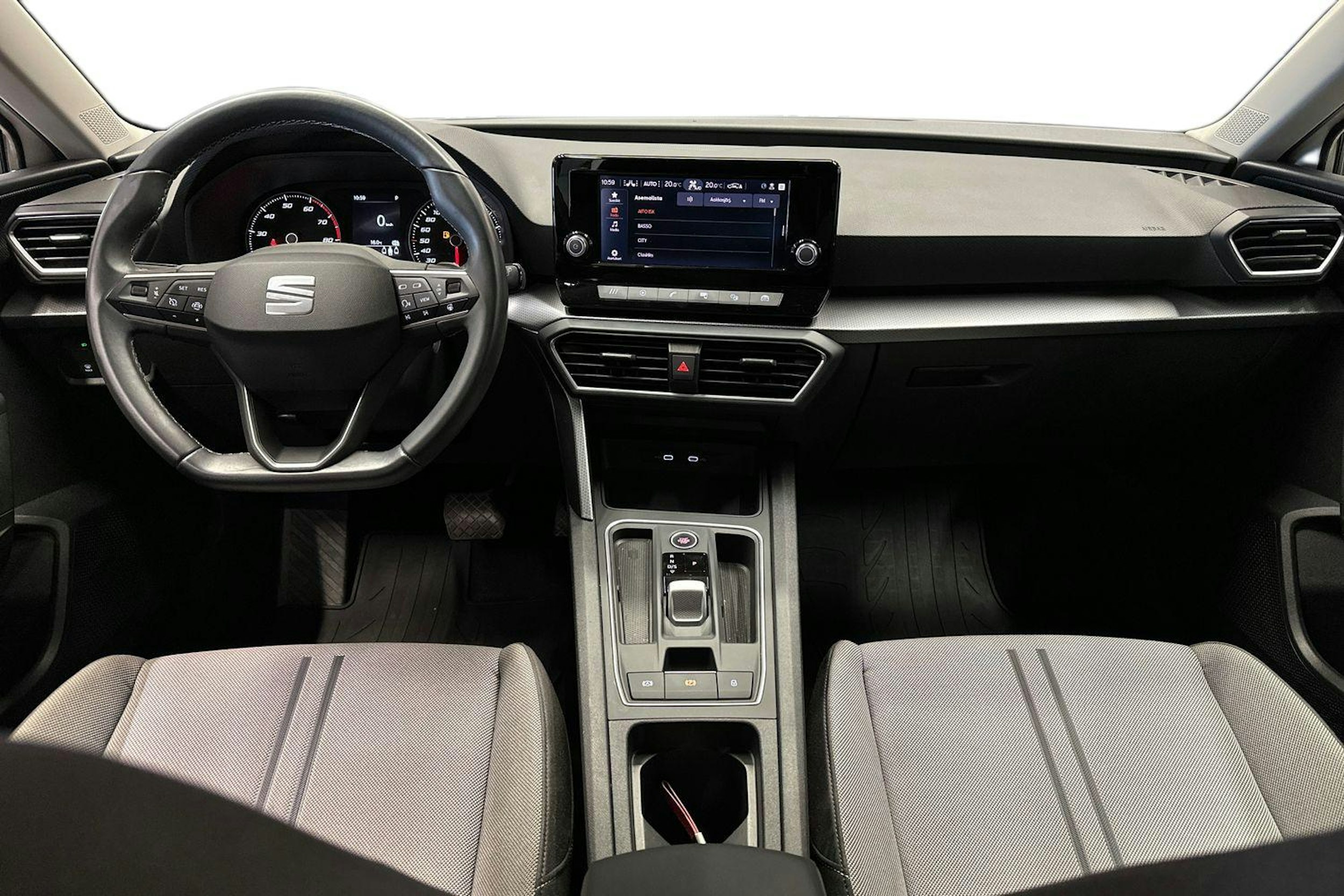 valkoinen SEAT Leon 2021 kuva 9.
