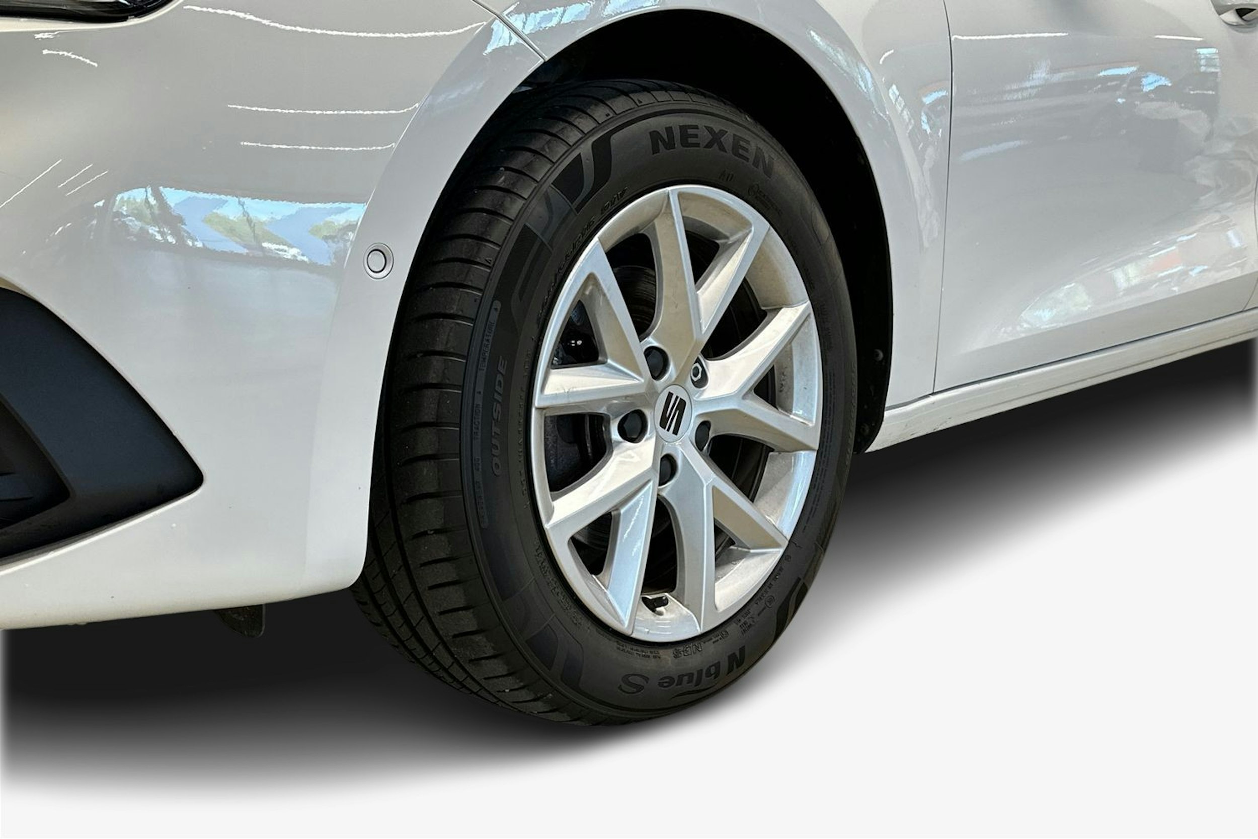 valkoinen SEAT Leon 2021 kuva 11.