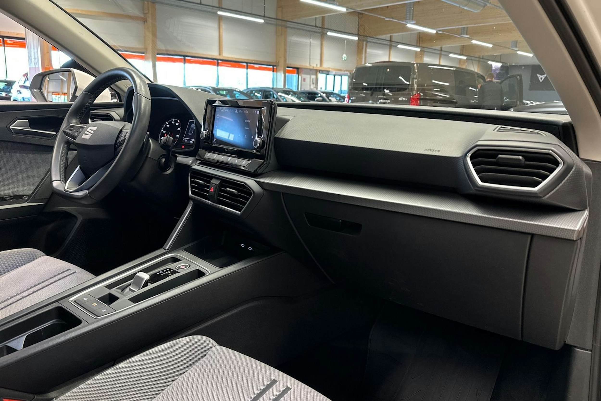 valkoinen SEAT Leon 2021 kuva 14.