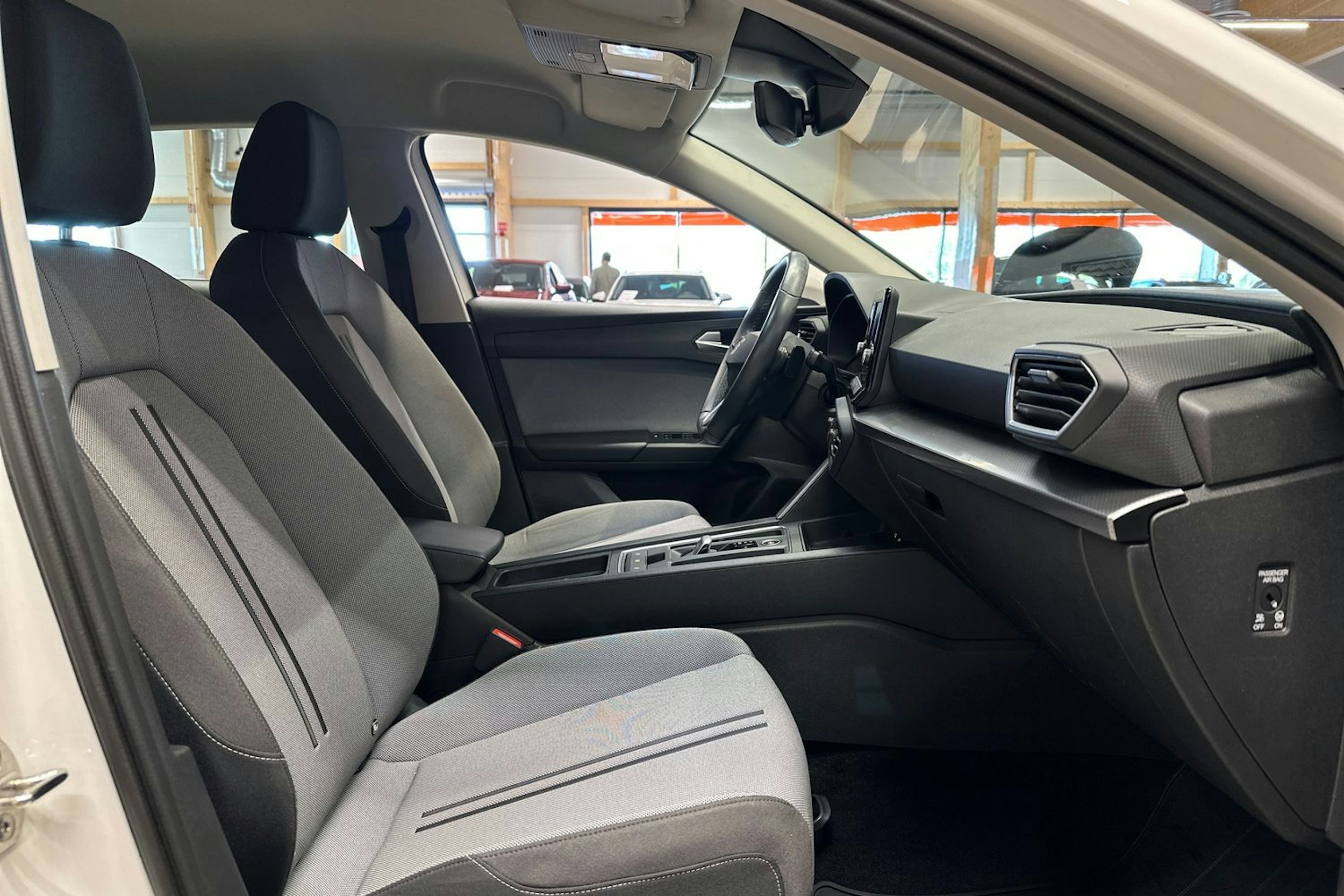 valkoinen SEAT Leon 2021 kuva 15.