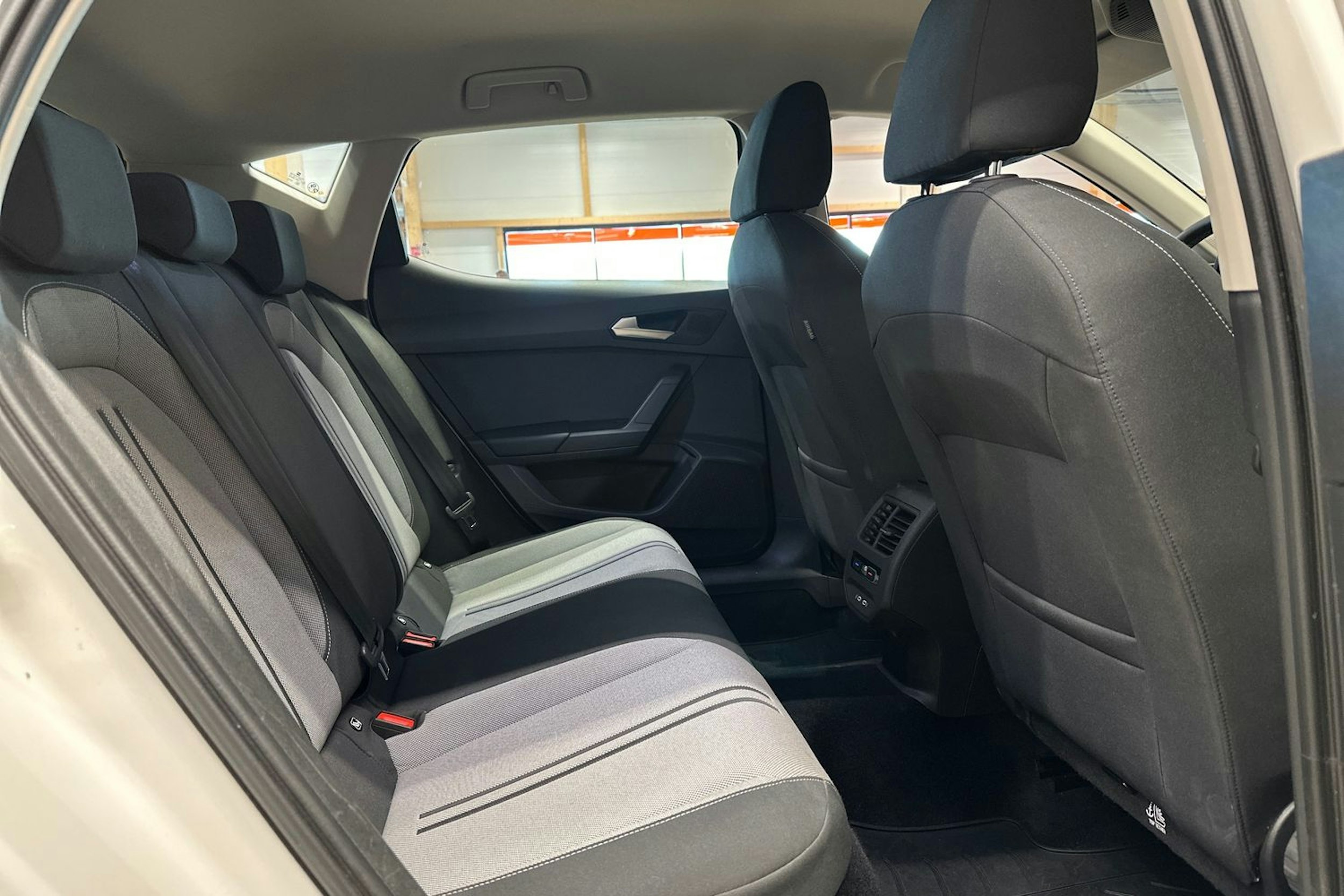 valkoinen SEAT Leon 2021 kuva 16.