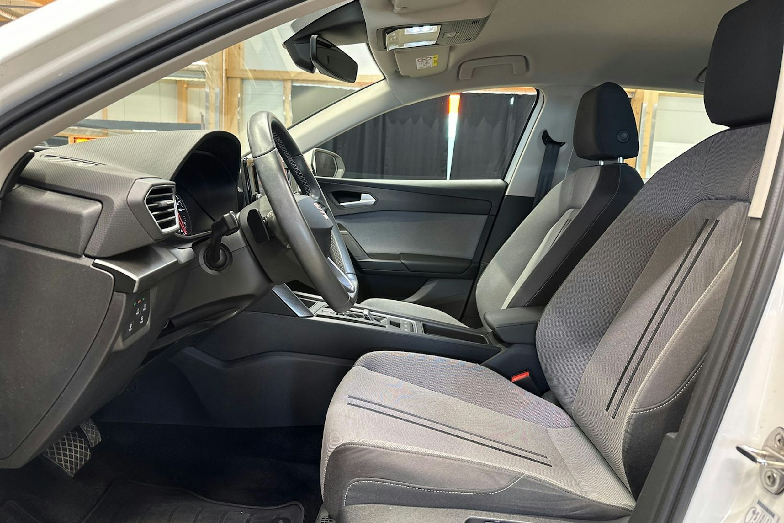valkoinen SEAT Leon 2021 kuva 17.