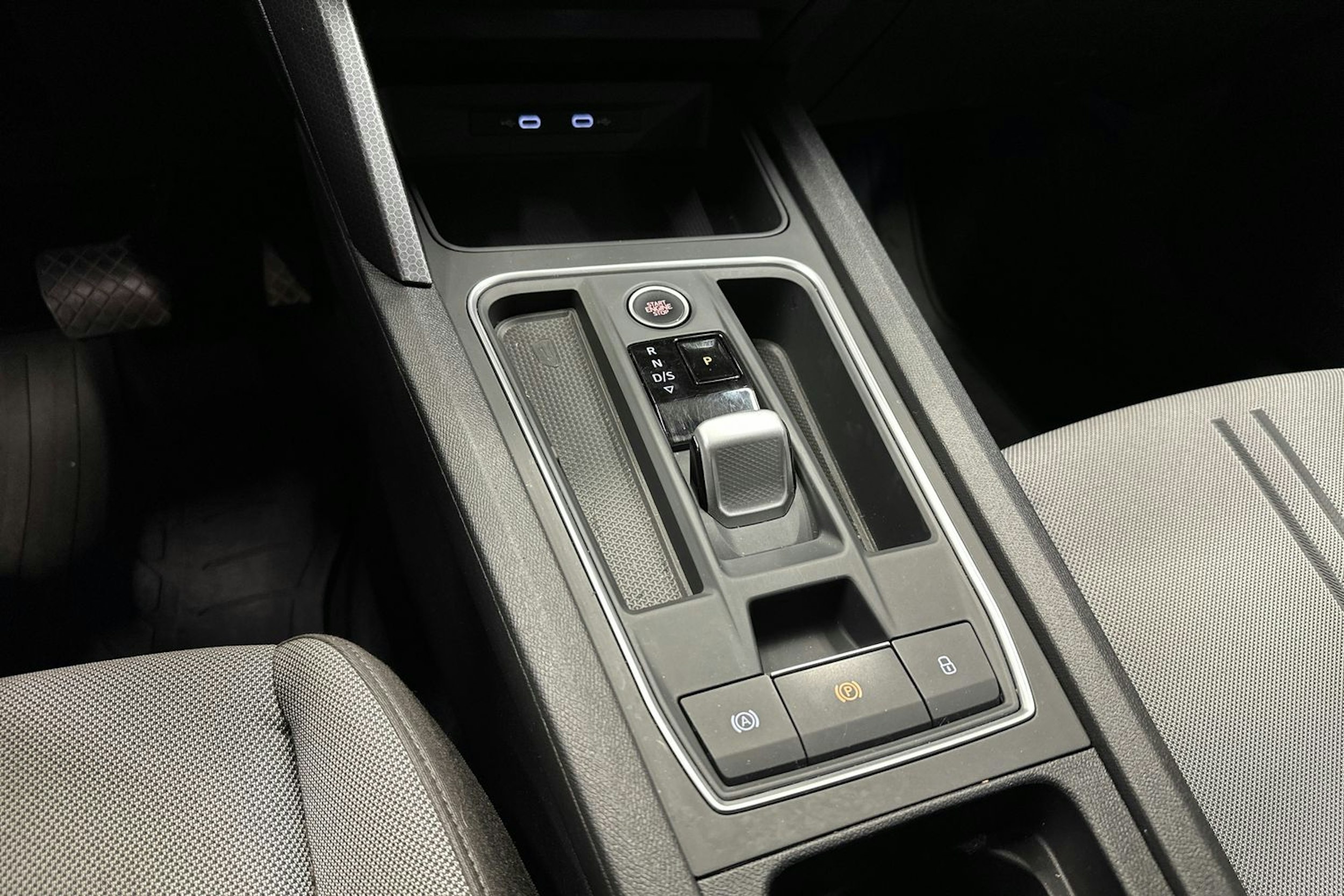 valkoinen SEAT Leon 2021 kuva 21.