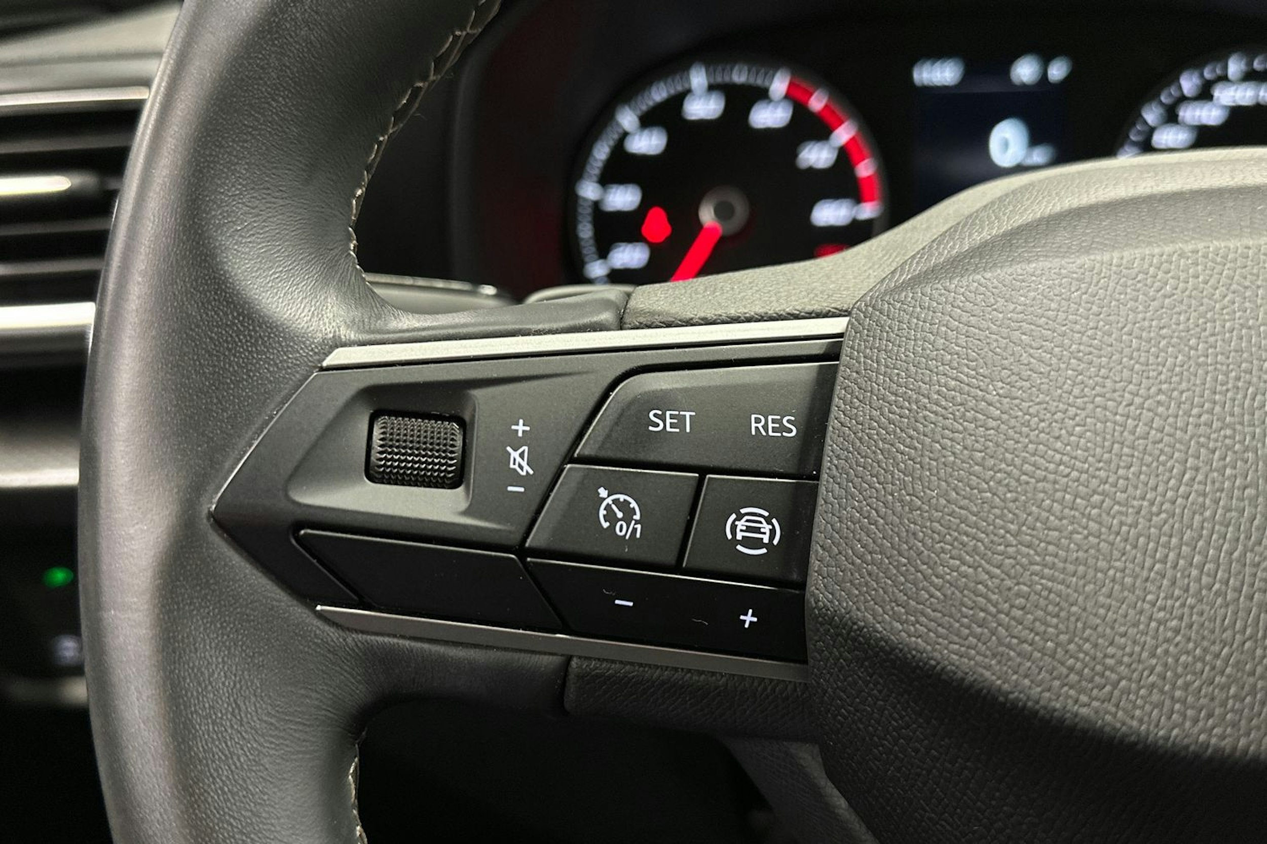valkoinen SEAT Leon 2021 kuva 23.
