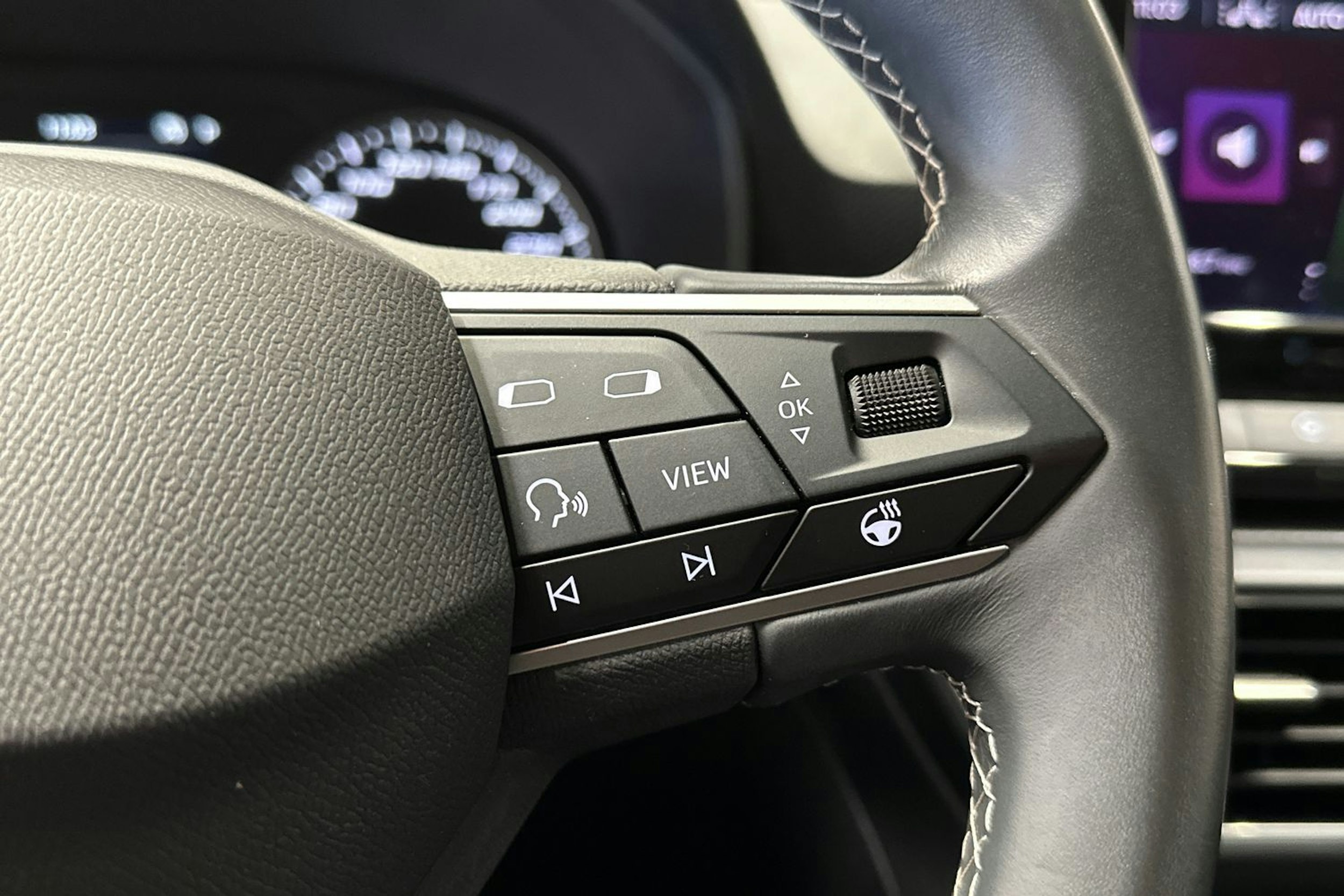 valkoinen SEAT Leon 2021 kuva 24.