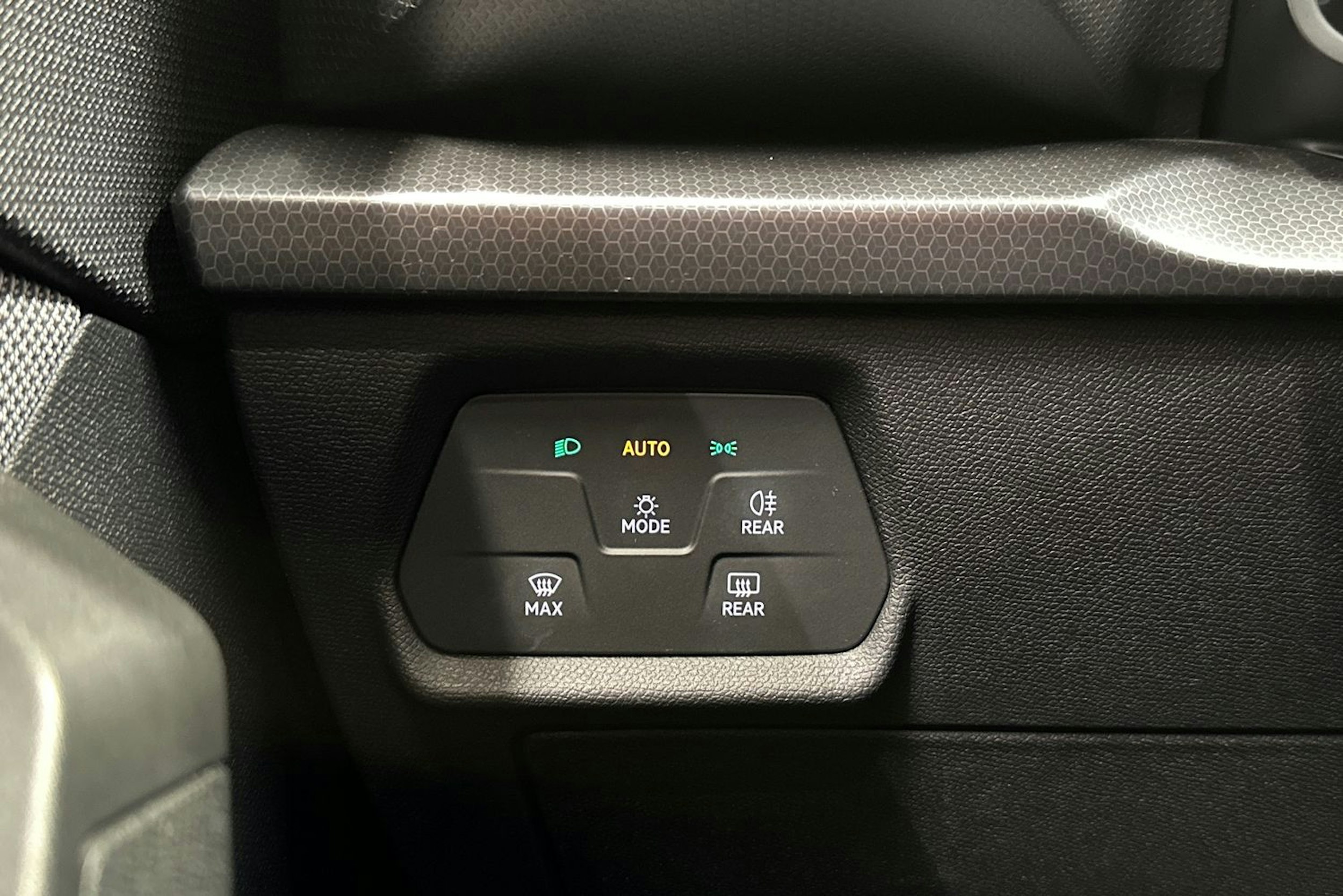 valkoinen SEAT Leon 2021 kuva 25.