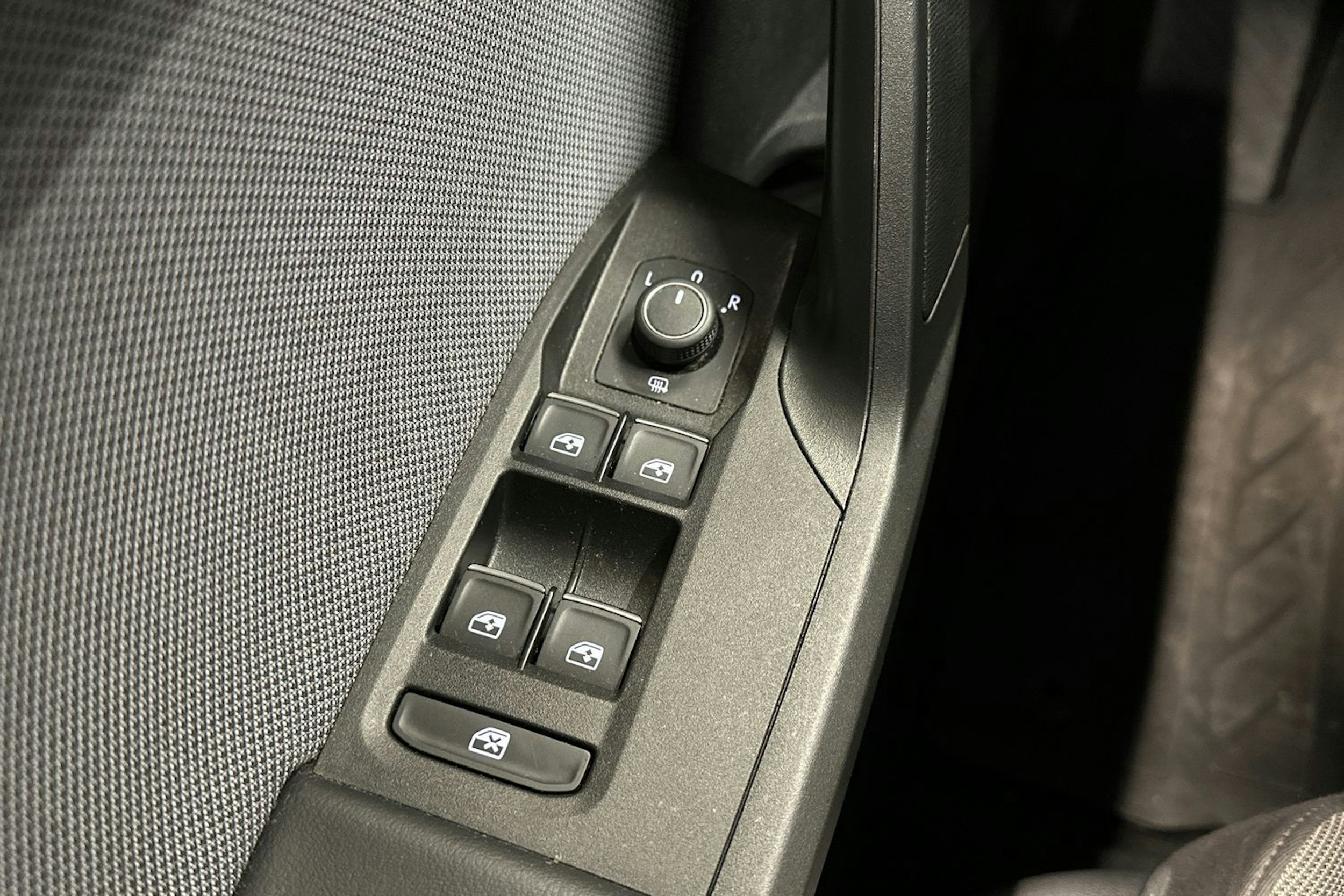 valkoinen SEAT Leon 2021 kuva 26.