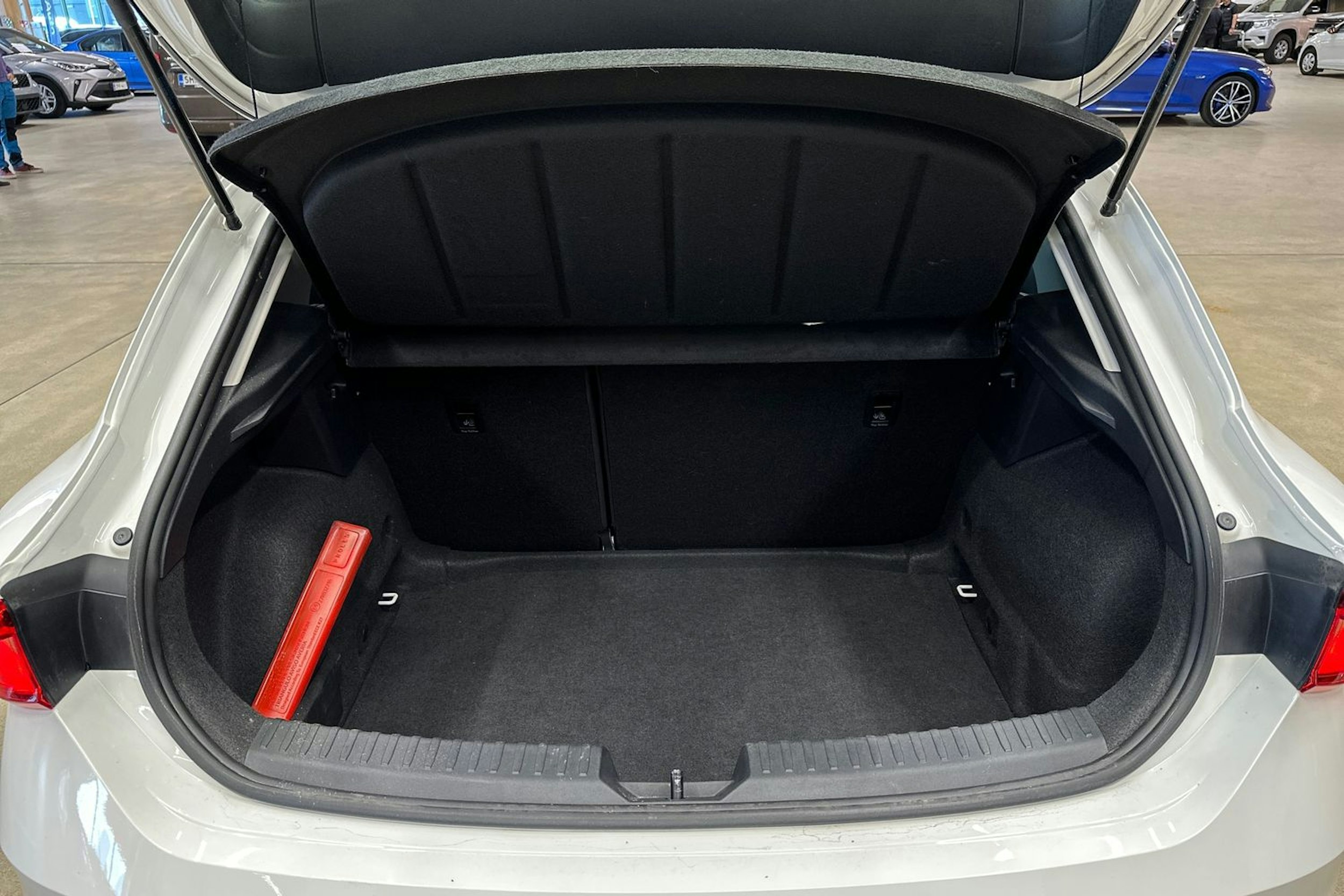 valkoinen SEAT Leon 2021 kuva 27.