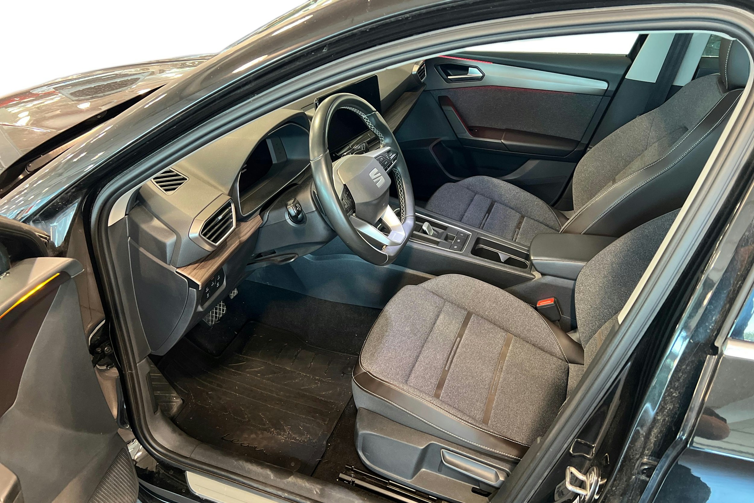 musta SEAT Leon 2022 kuva 3.