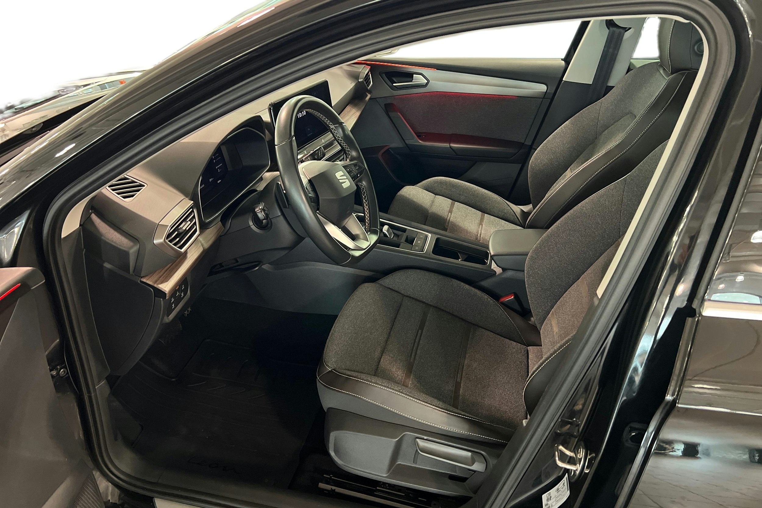 musta SEAT Leon 2021 kuva 7.