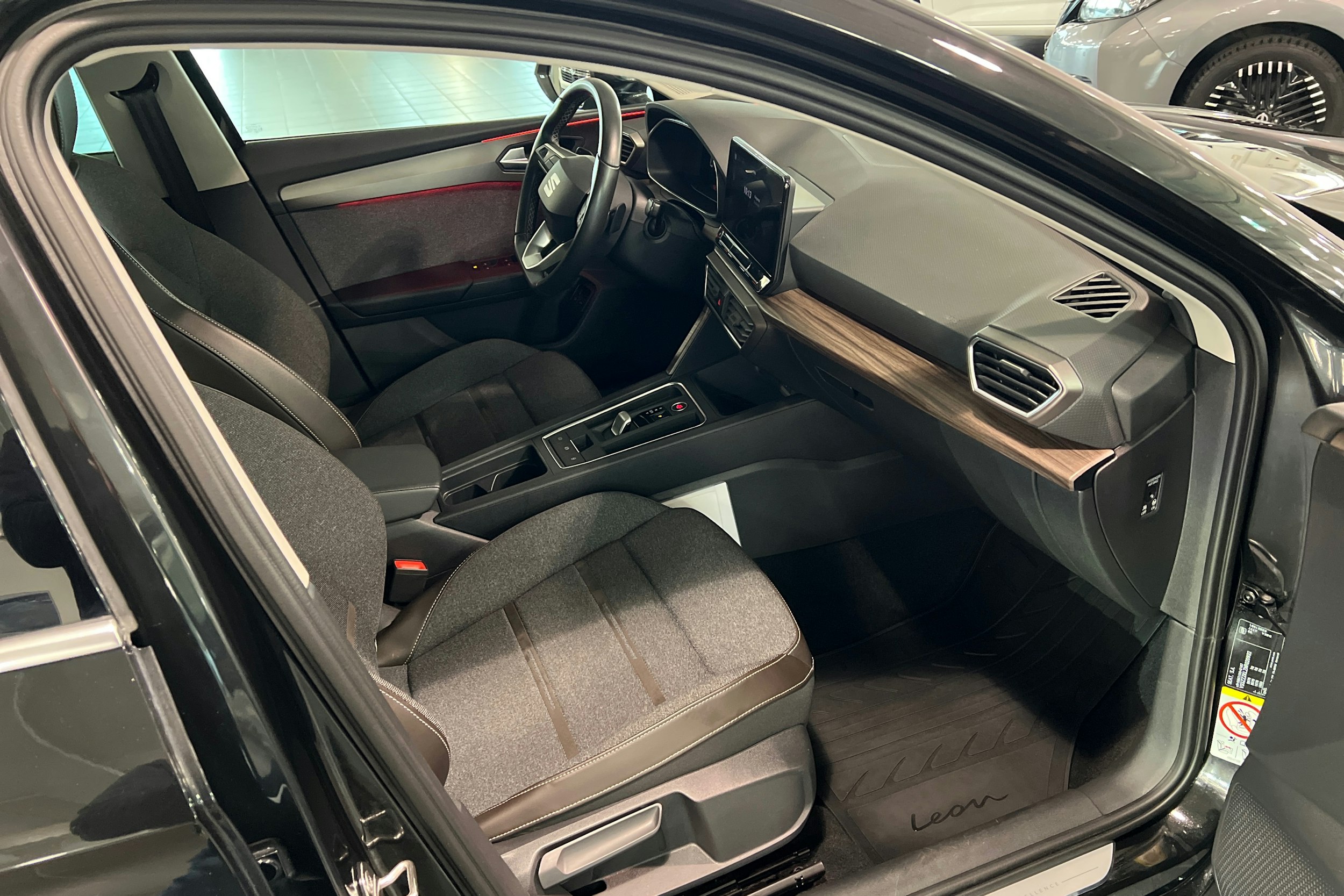 musta SEAT Leon 2021 kuva 18.
