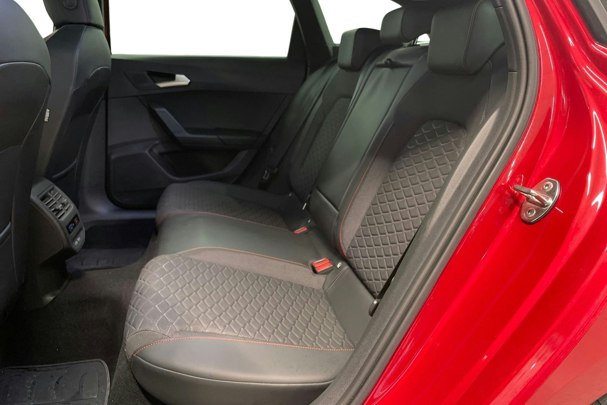 punainen SEAT Leon Sportstourer 2021 kuva 10.