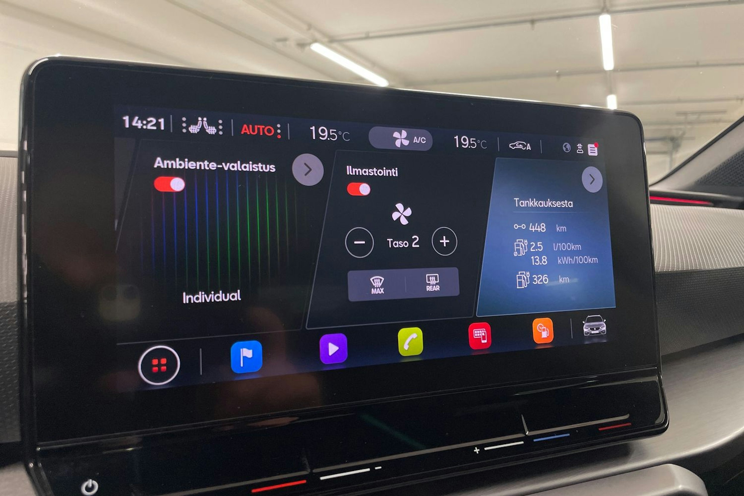 punainen SEAT Leon Sportstourer 2021 kuva 16.