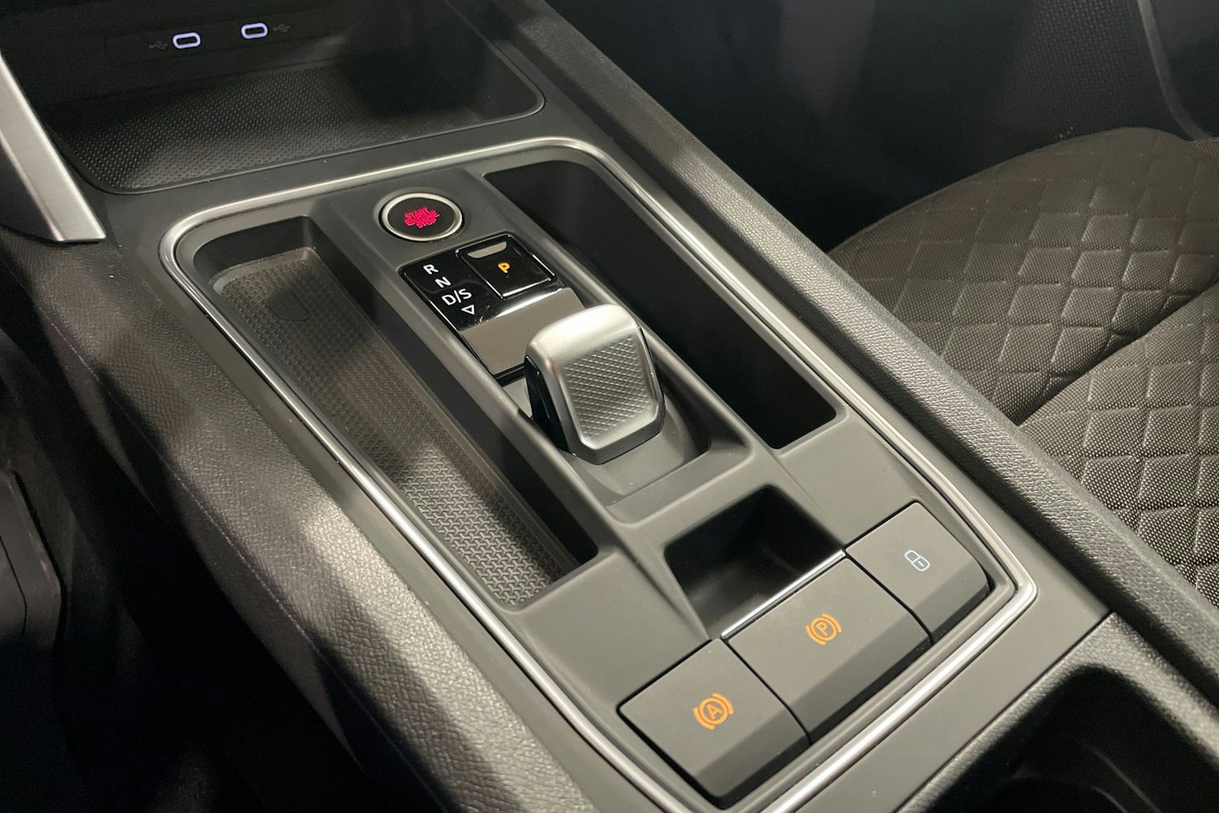punainen SEAT Leon Sportstourer 2021 kuva 19.