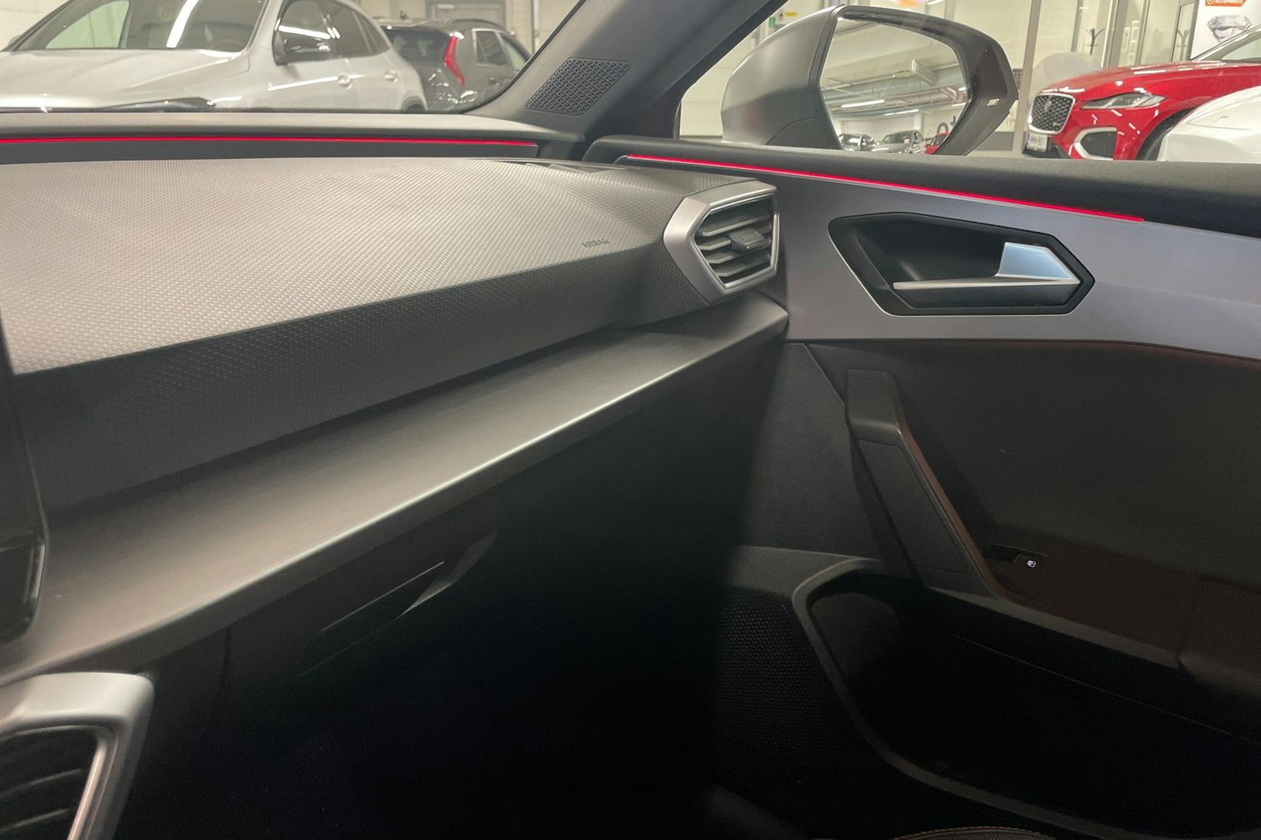 punainen SEAT Leon Sportstourer 2021 kuva 20.