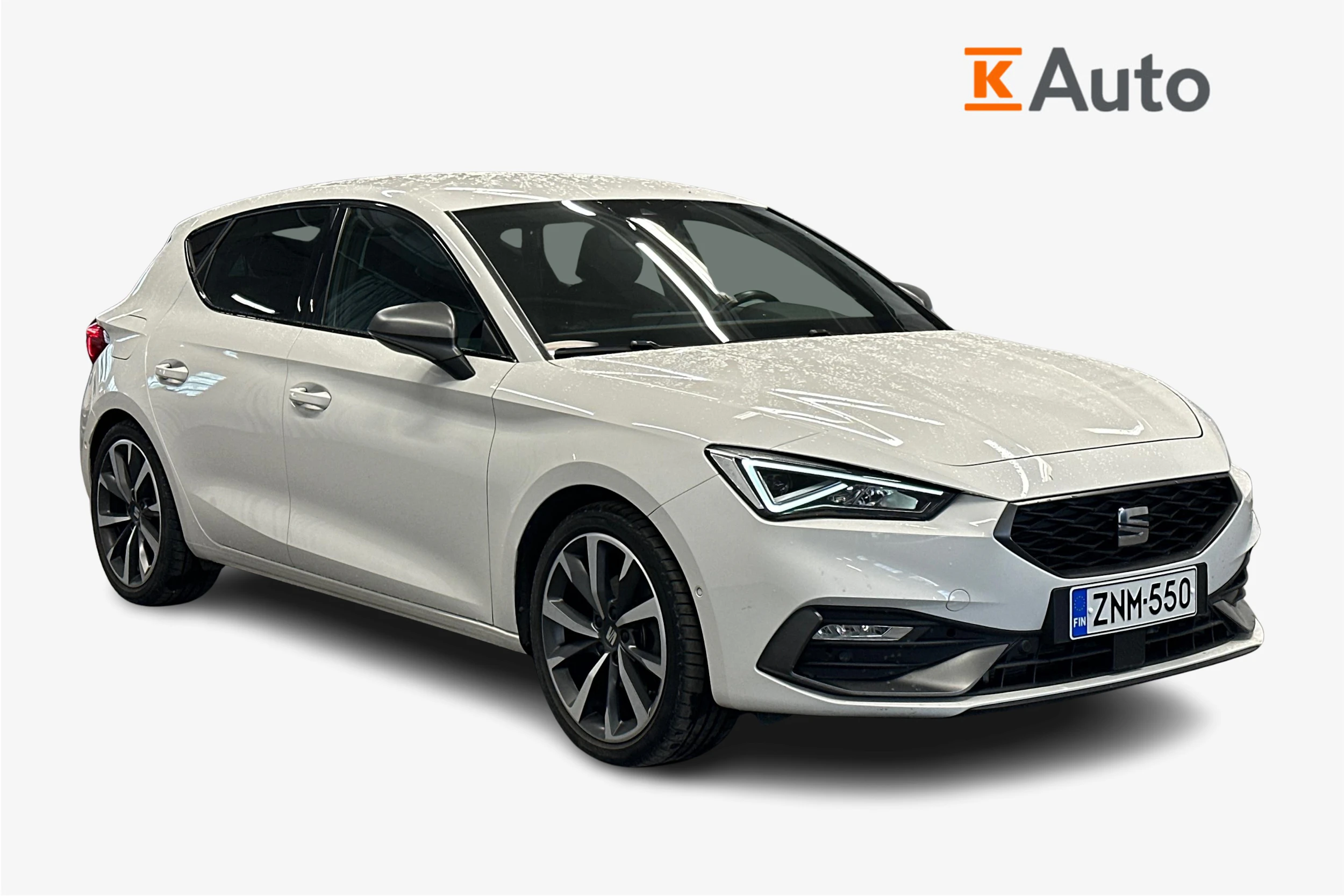 valkoinen SEAT Leon 2021 kuva 1.