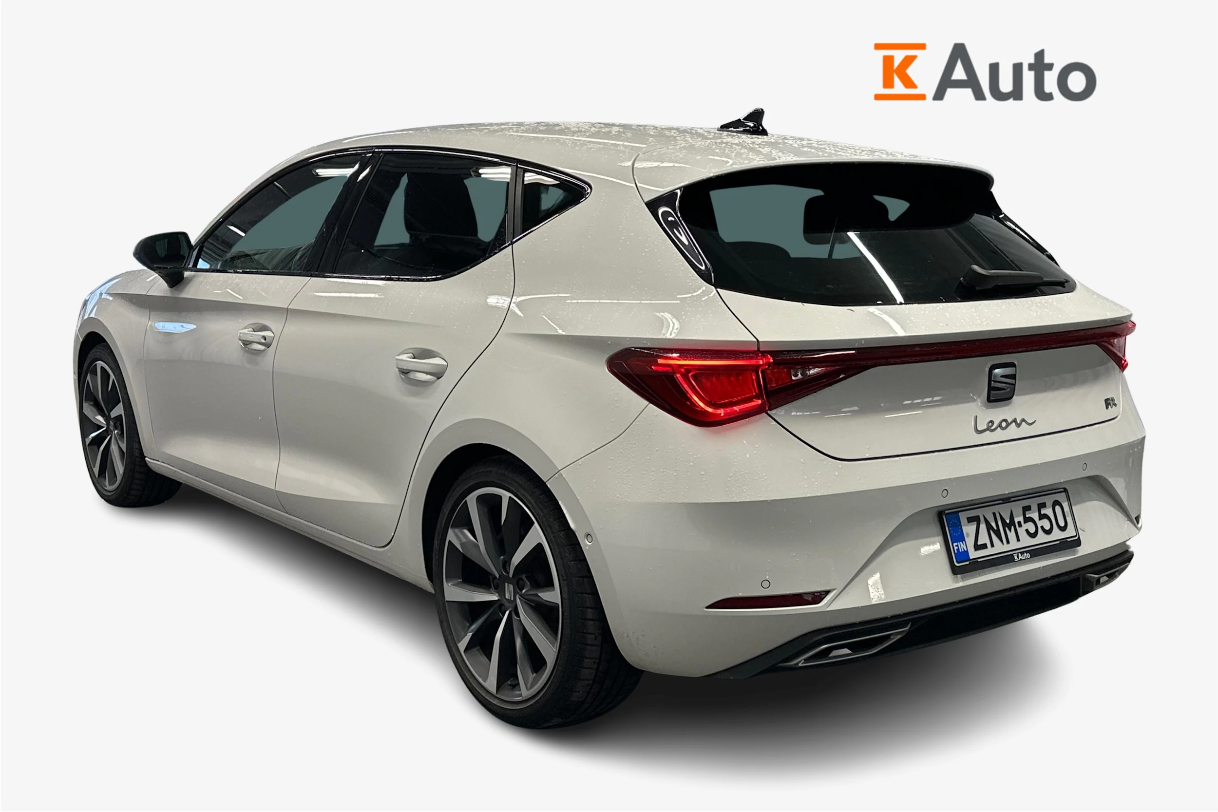 valkoinen SEAT Leon 2021 kuva 2.