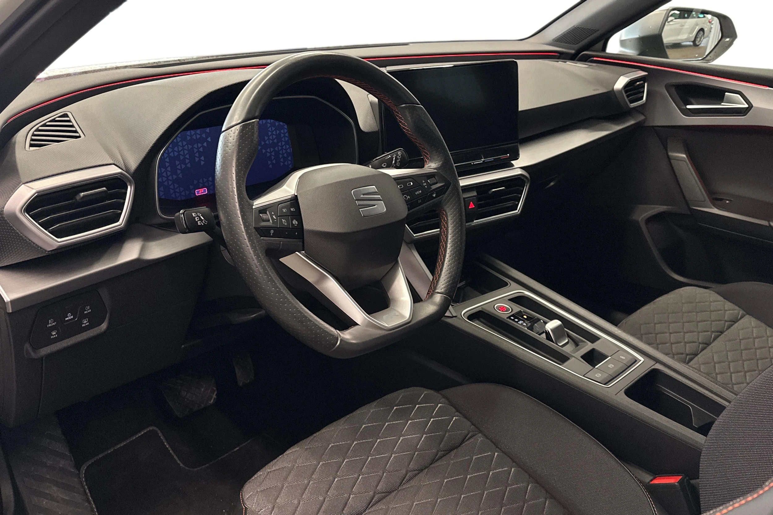 valkoinen SEAT Leon 2021 kuva 3.