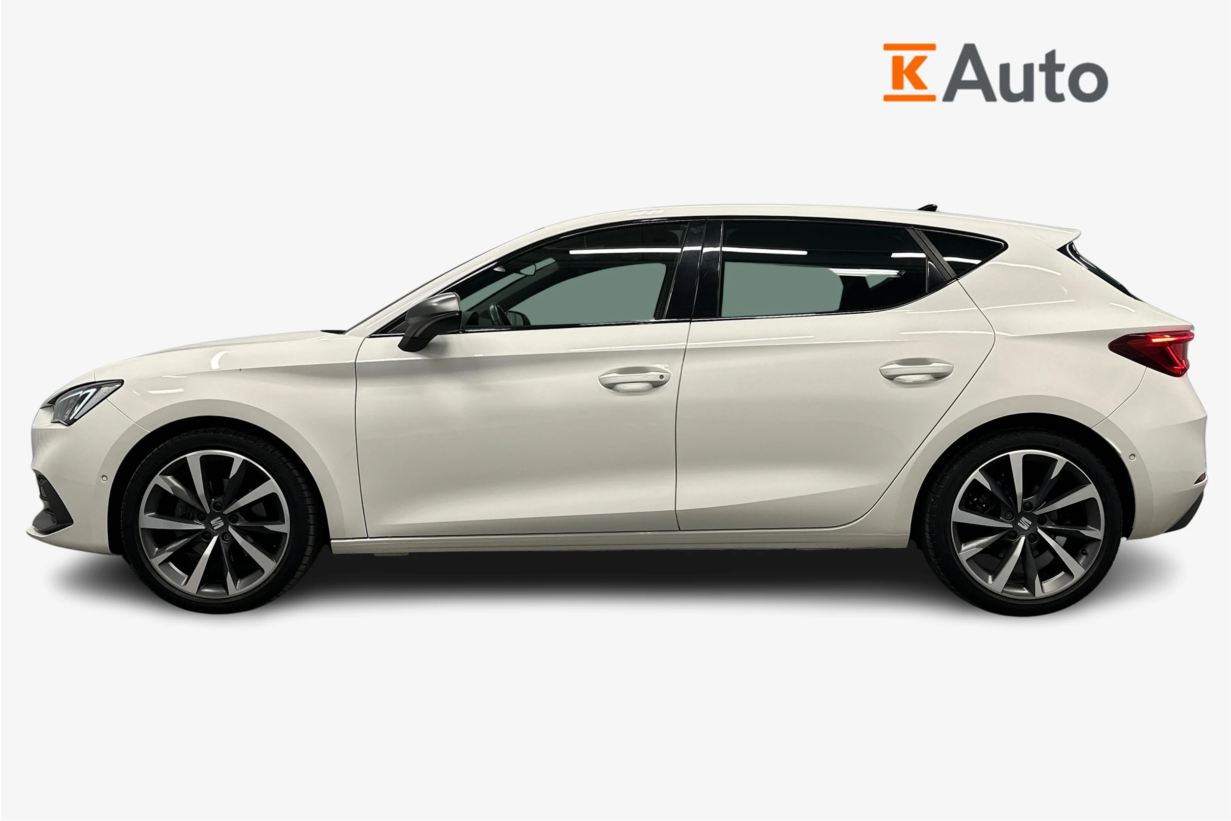 valkoinen SEAT Leon 2021 kuva 5.