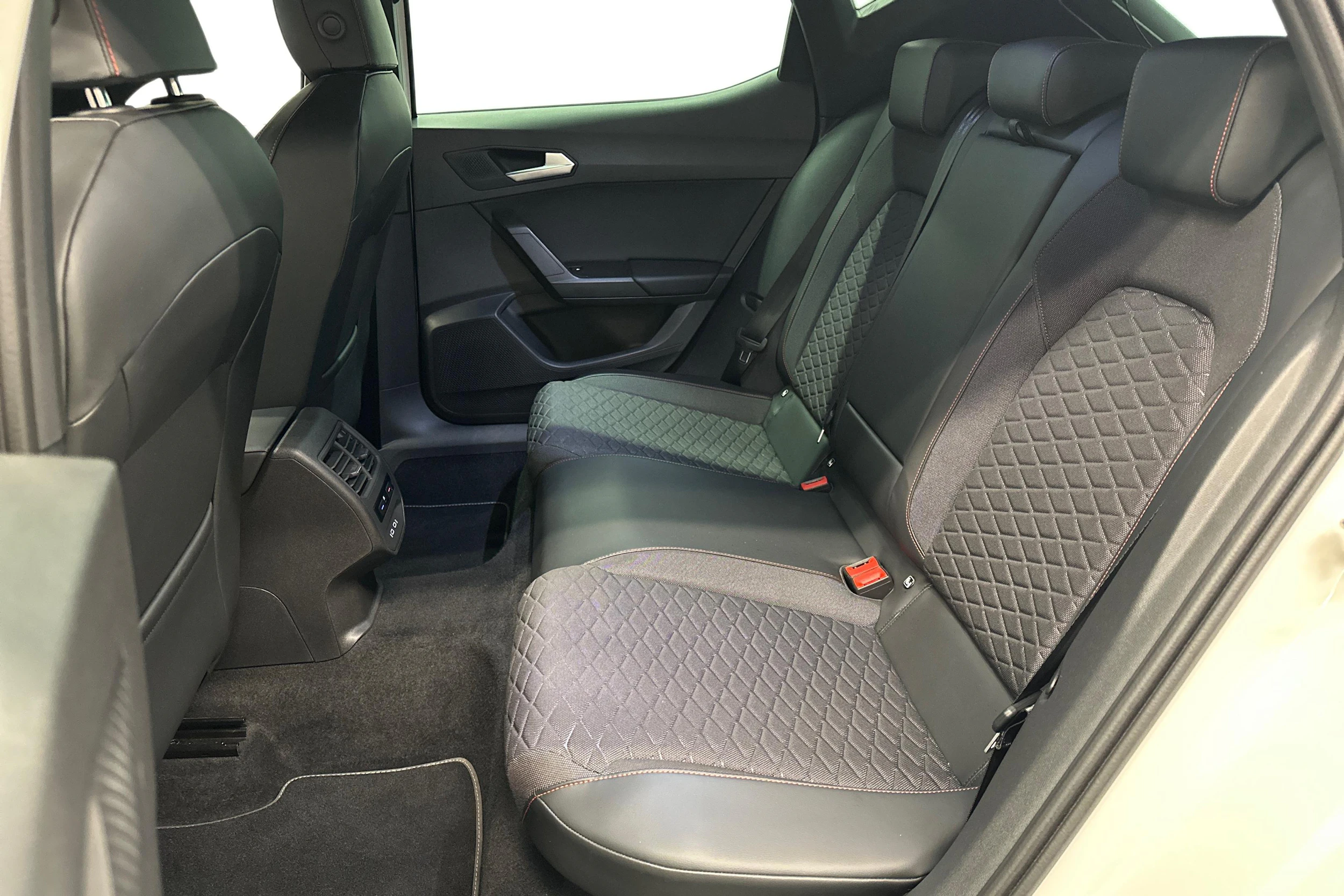valkoinen SEAT Leon 2021 kuva 8.