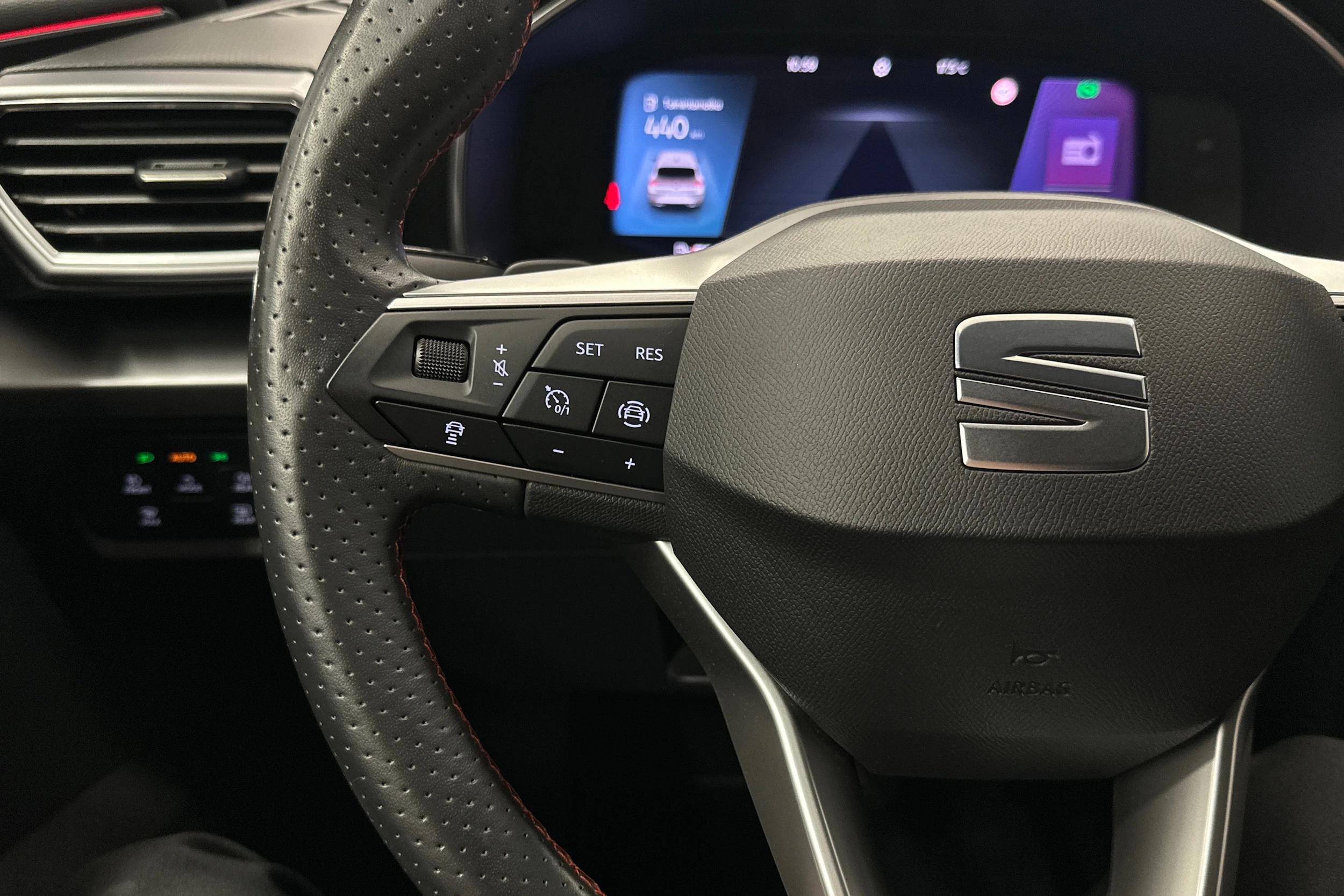 valkoinen SEAT Leon 2021 kuva 11.