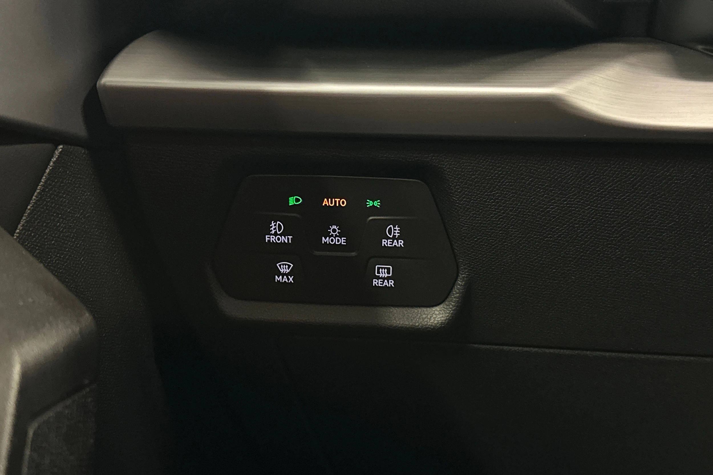 valkoinen SEAT Leon 2021 kuva 14.