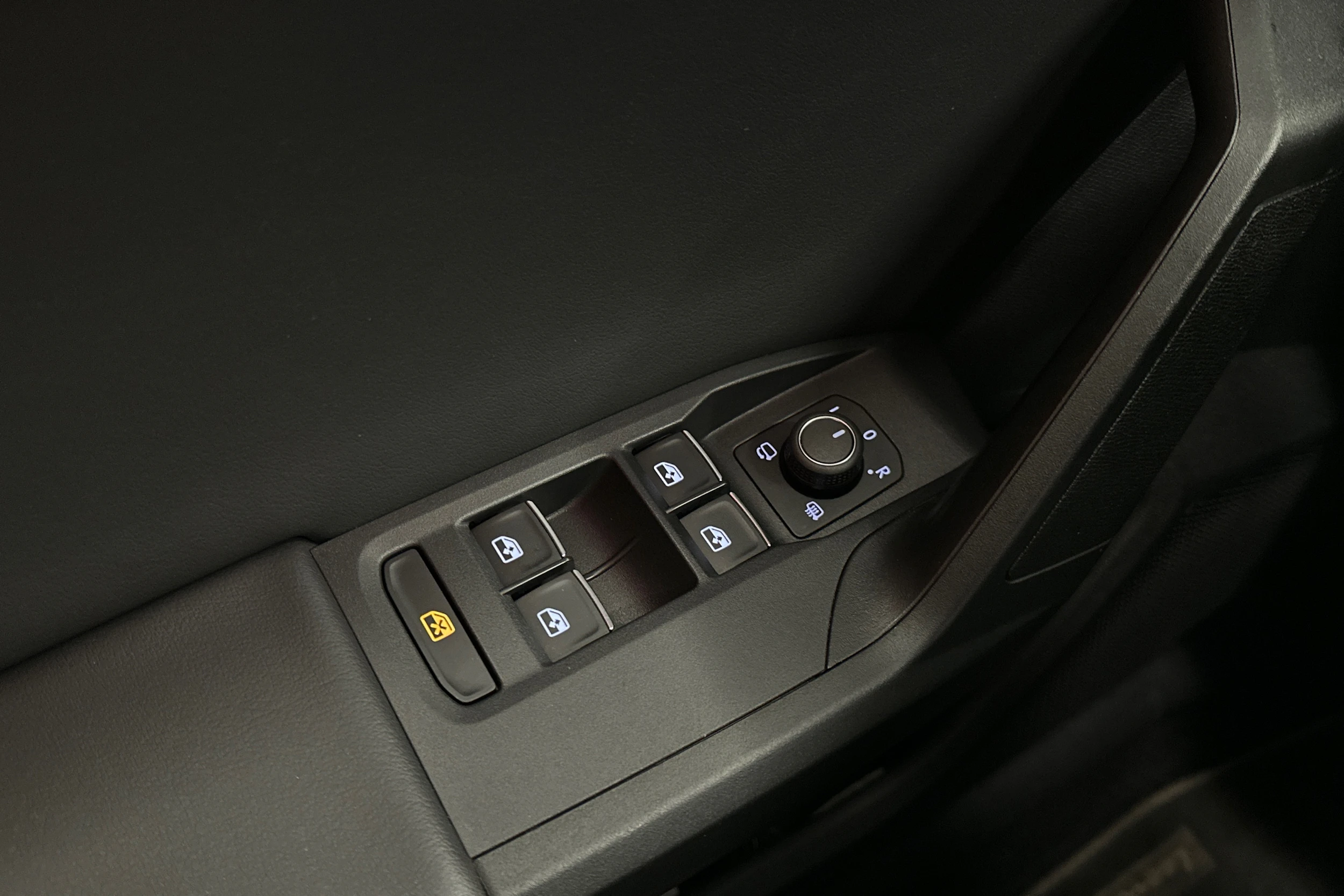 valkoinen SEAT Leon 2021 kuva 15.