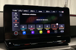 valkoinen SEAT Leon 2021 kuva 28.