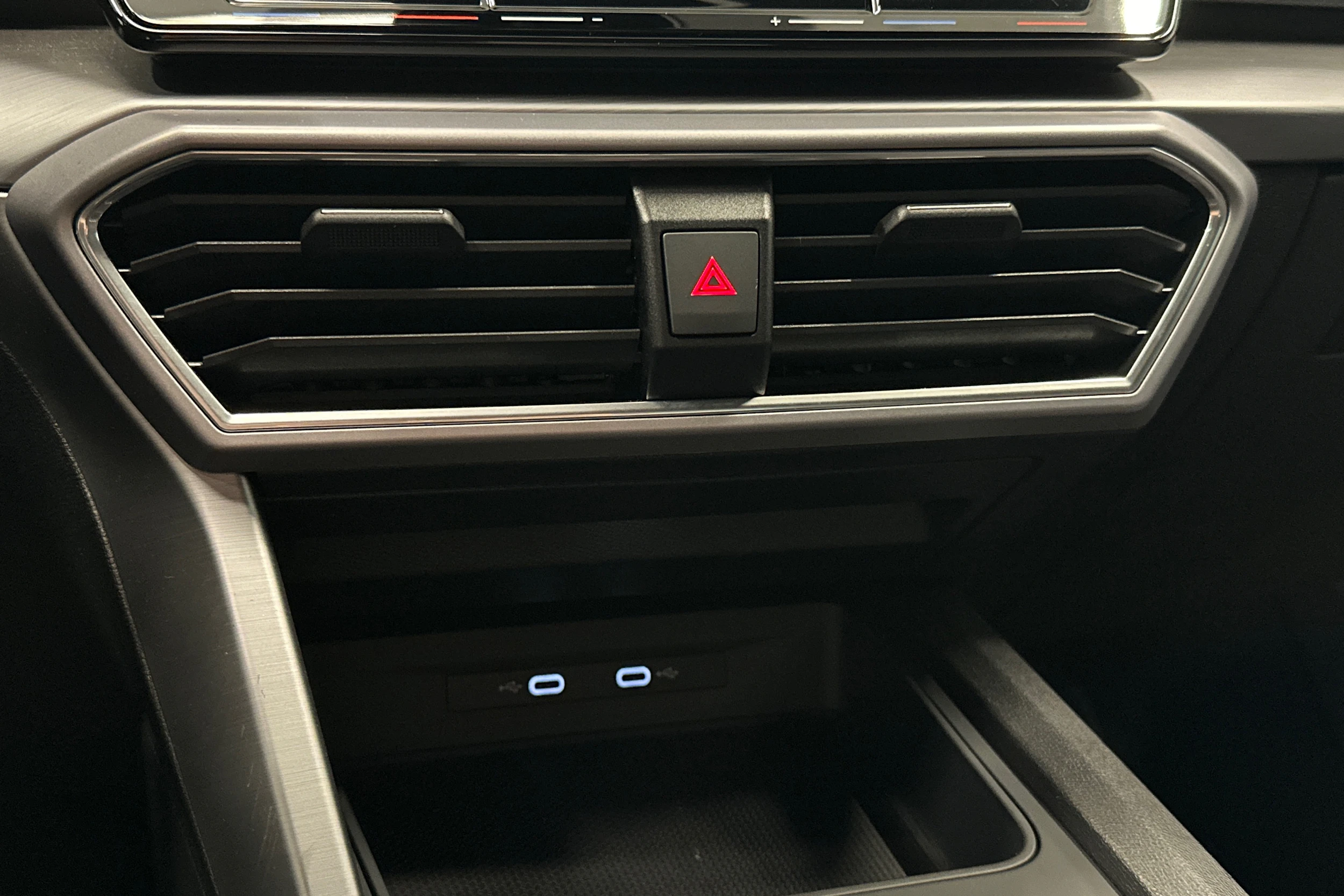 valkoinen SEAT Leon 2021 kuva 33.