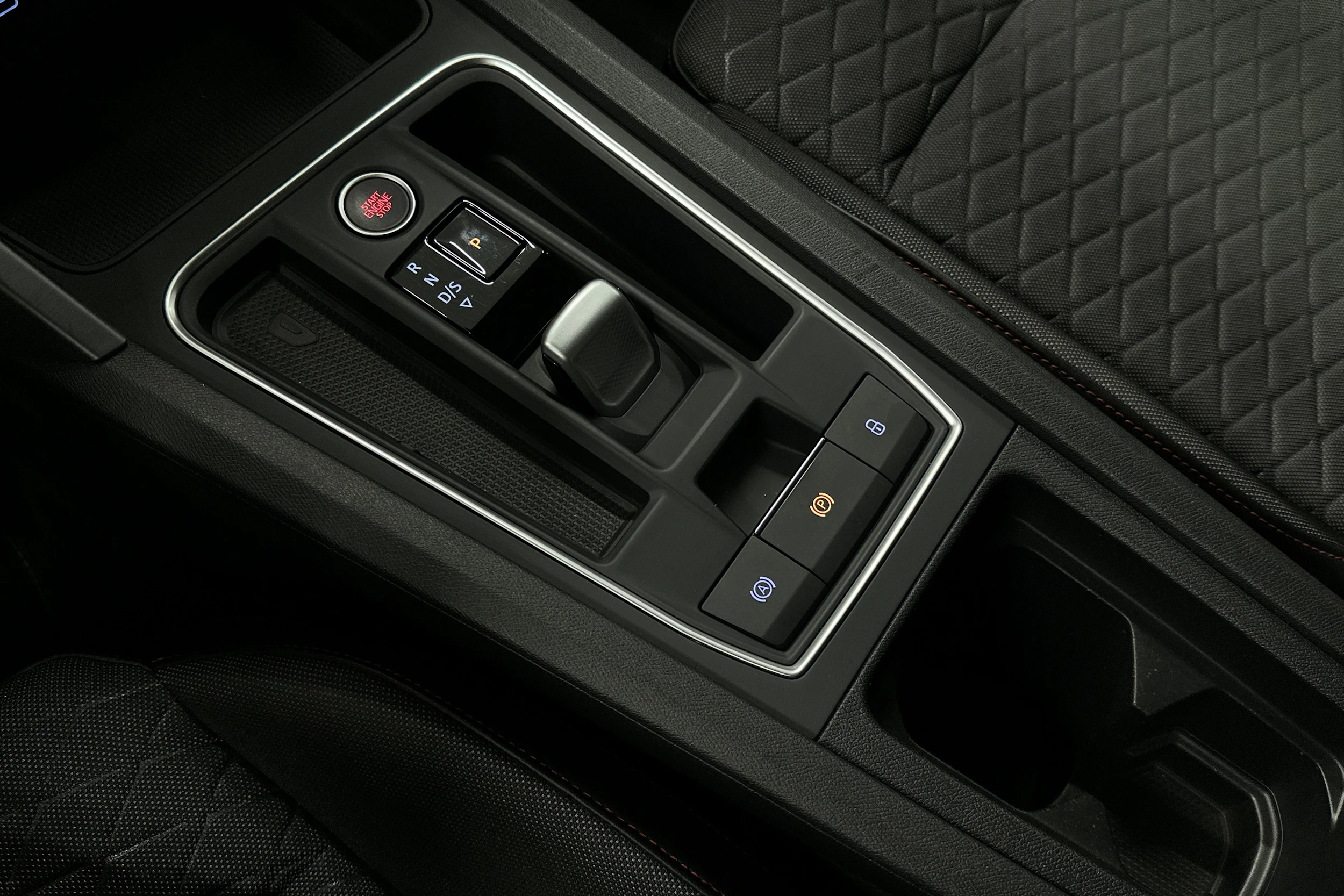 valkoinen SEAT Leon 2021 kuva 34.