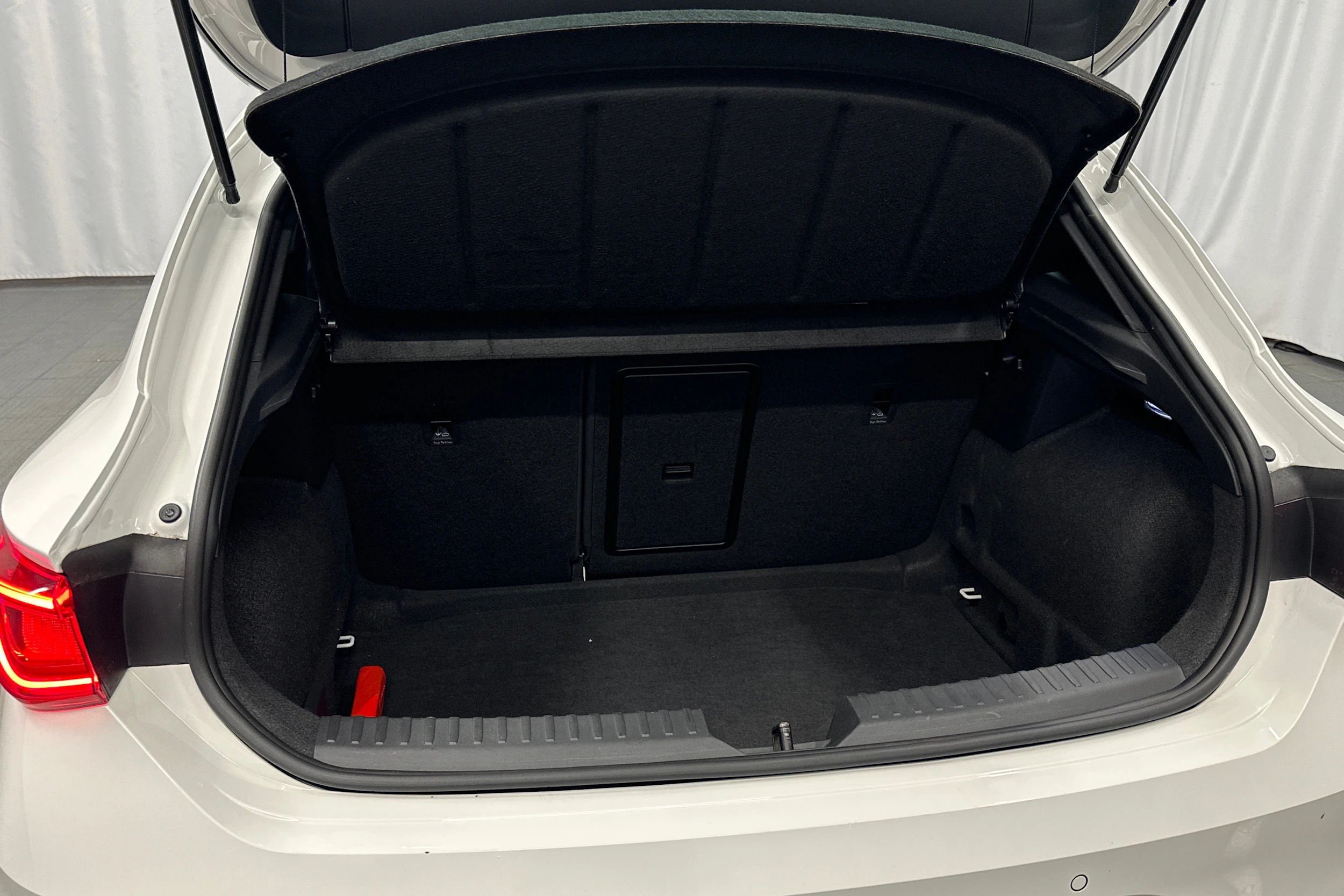 valkoinen SEAT Leon 2021 kuva 35.