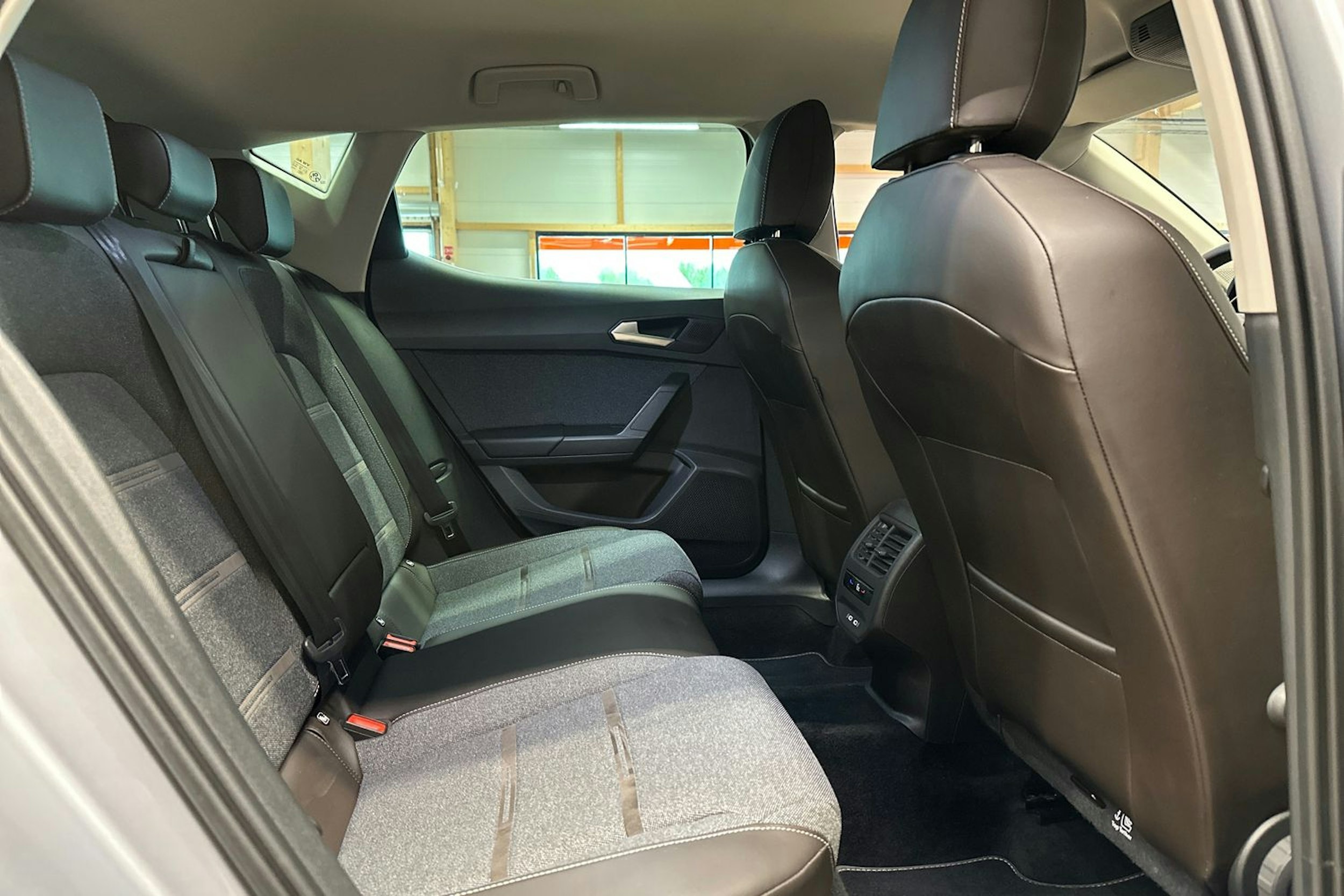 harmaa SEAT Leon 2022 kuva 16.
