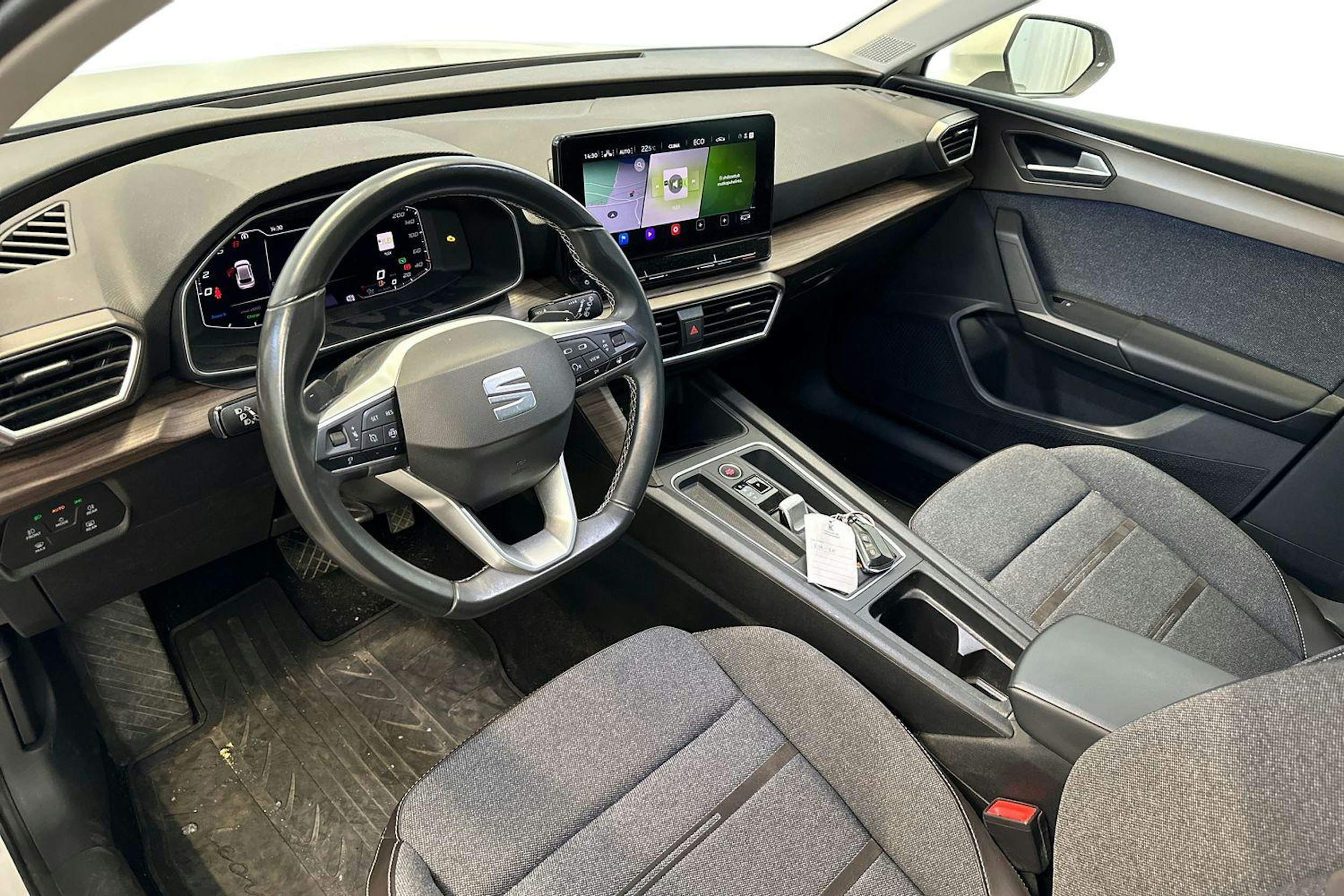 valkoinen SEAT Leon 2022 kuva 3.