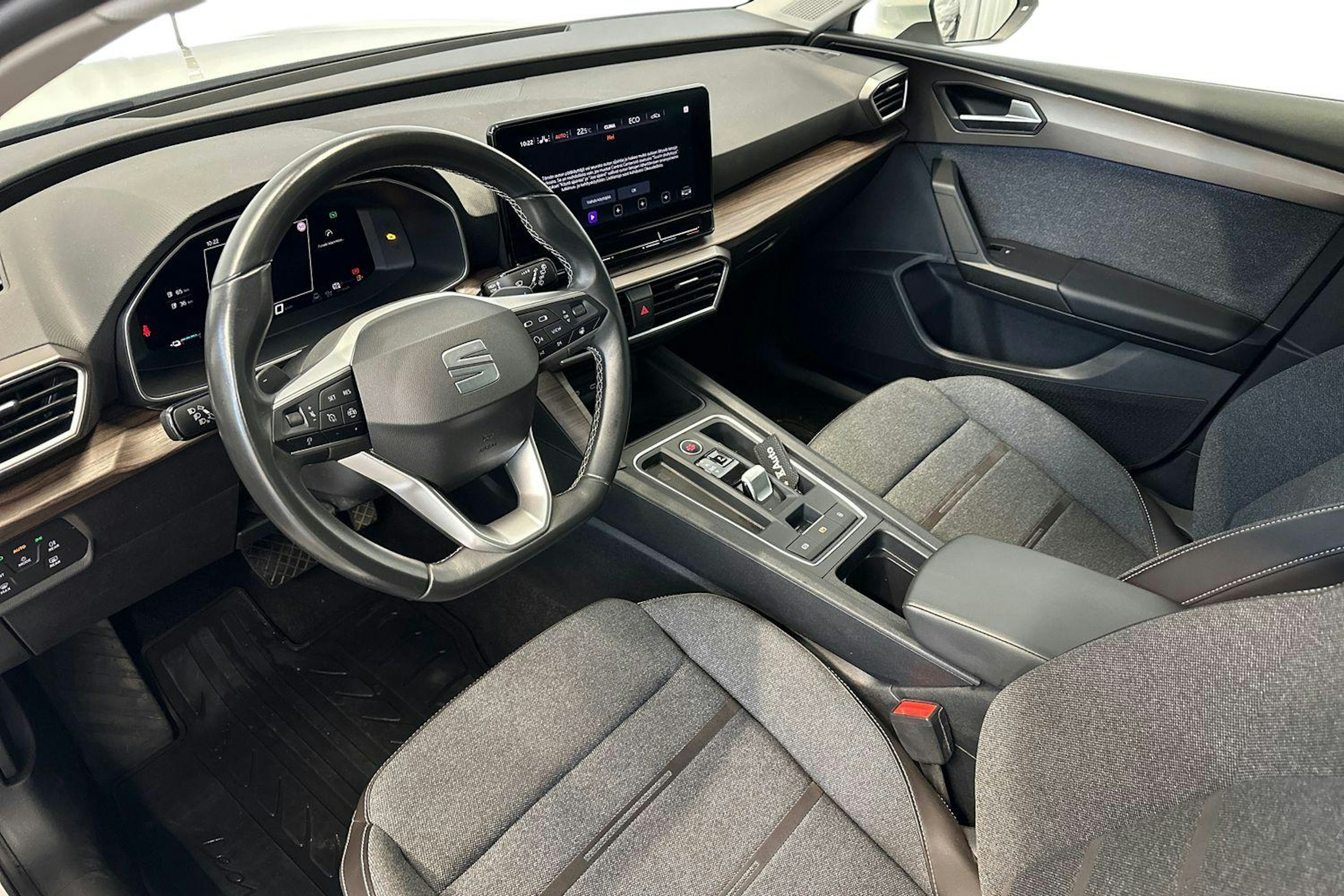 valkoinen SEAT Leon 2022 kuva 7.