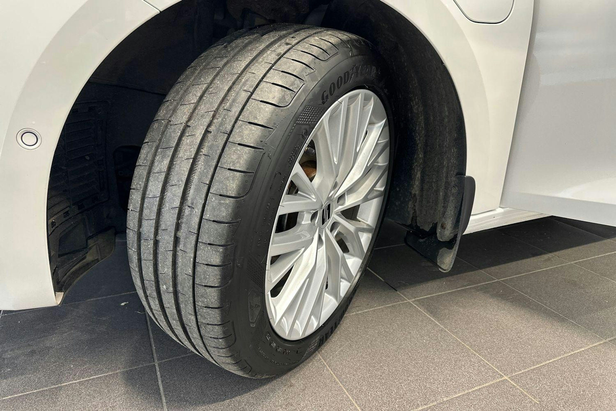 valkoinen SEAT Leon 2022 kuva 11.