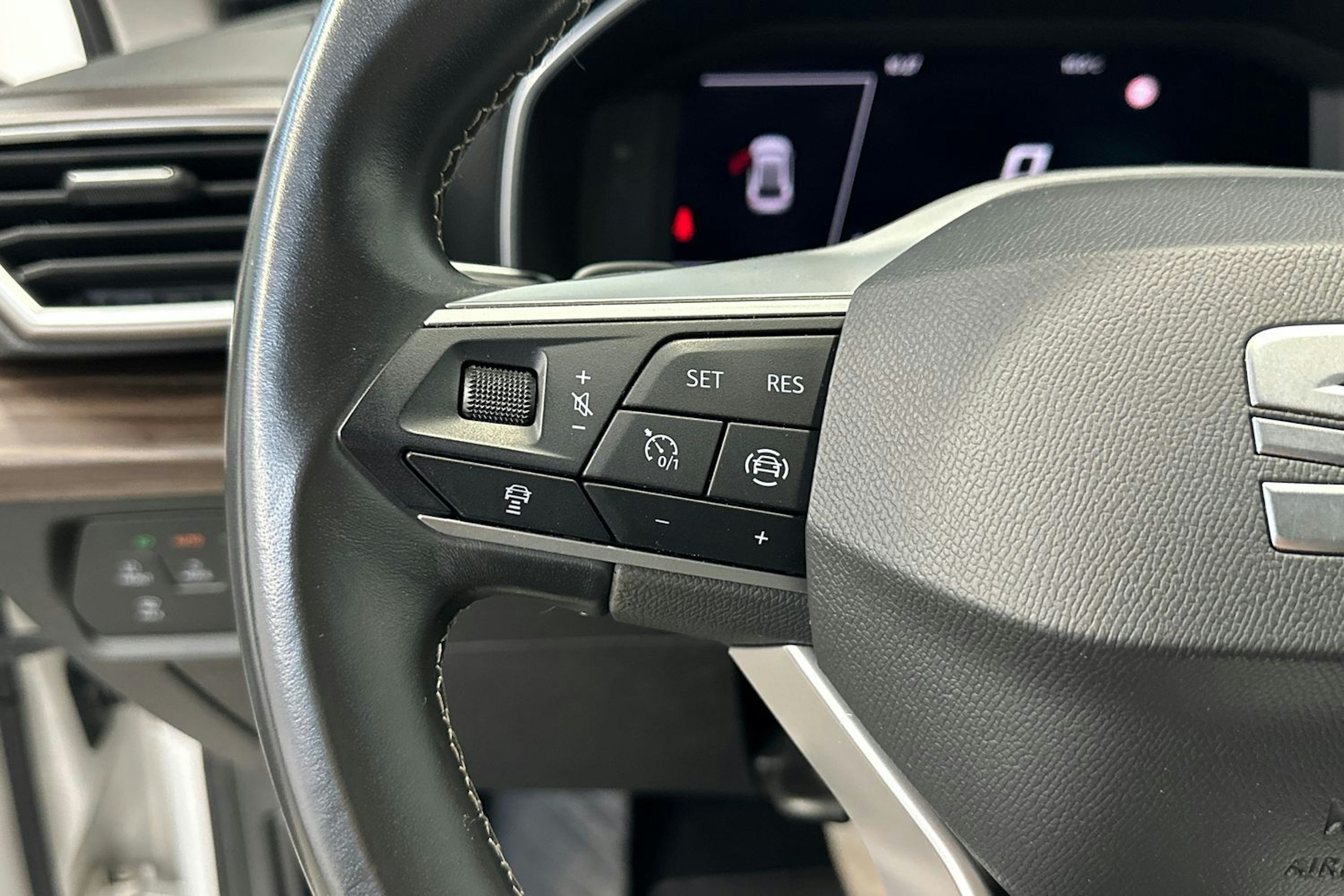 valkoinen SEAT Leon 2022 kuva 16.